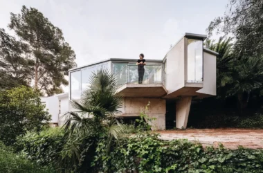 Especie Arquitectura Casa PB16 home extension in Las Torres de Cotillas, Spain, hovering over a natural ravine.