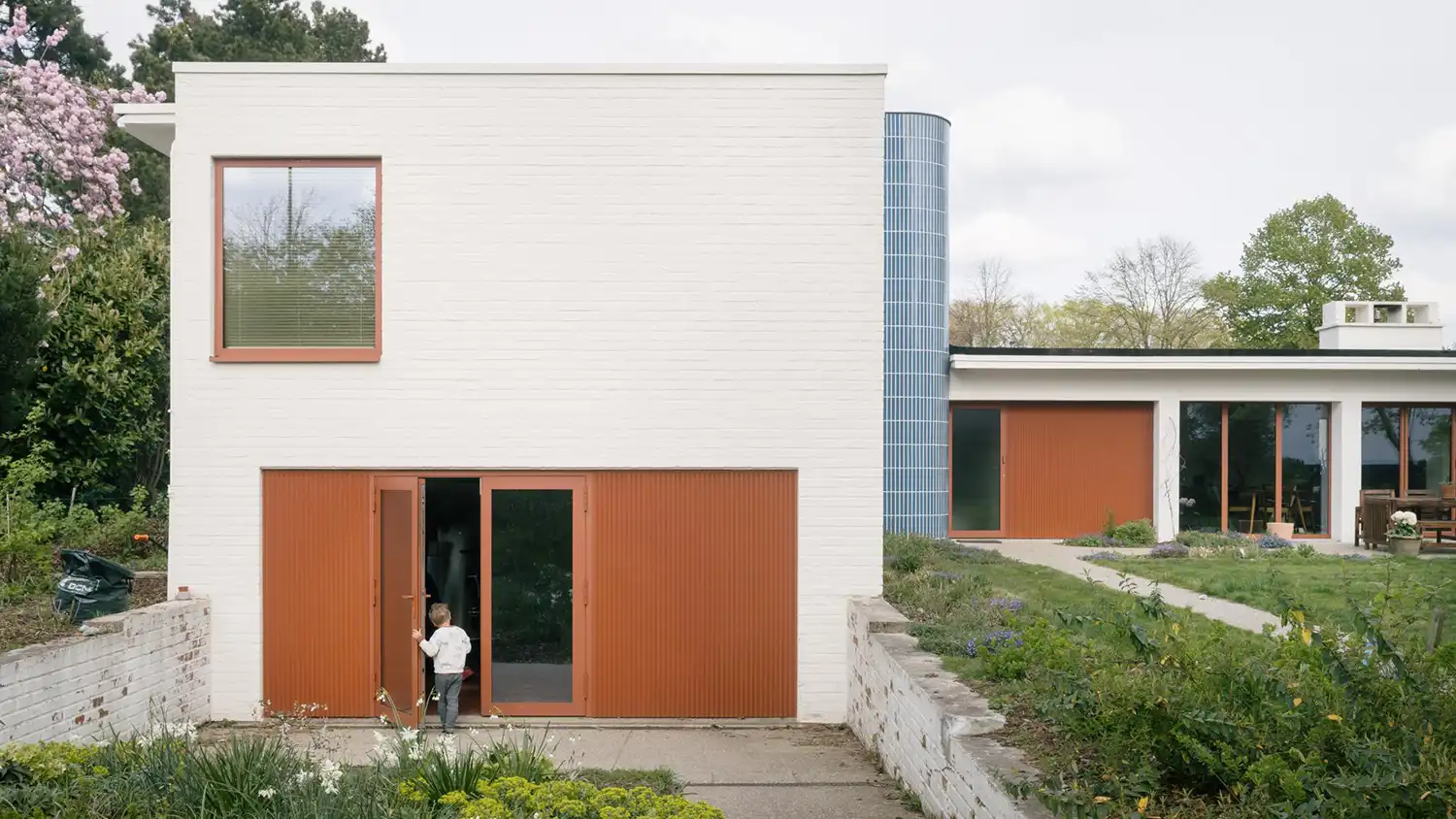 FELT Inserts Blue Ceramic Tower Into Mid-Century Bungalow in Gent
