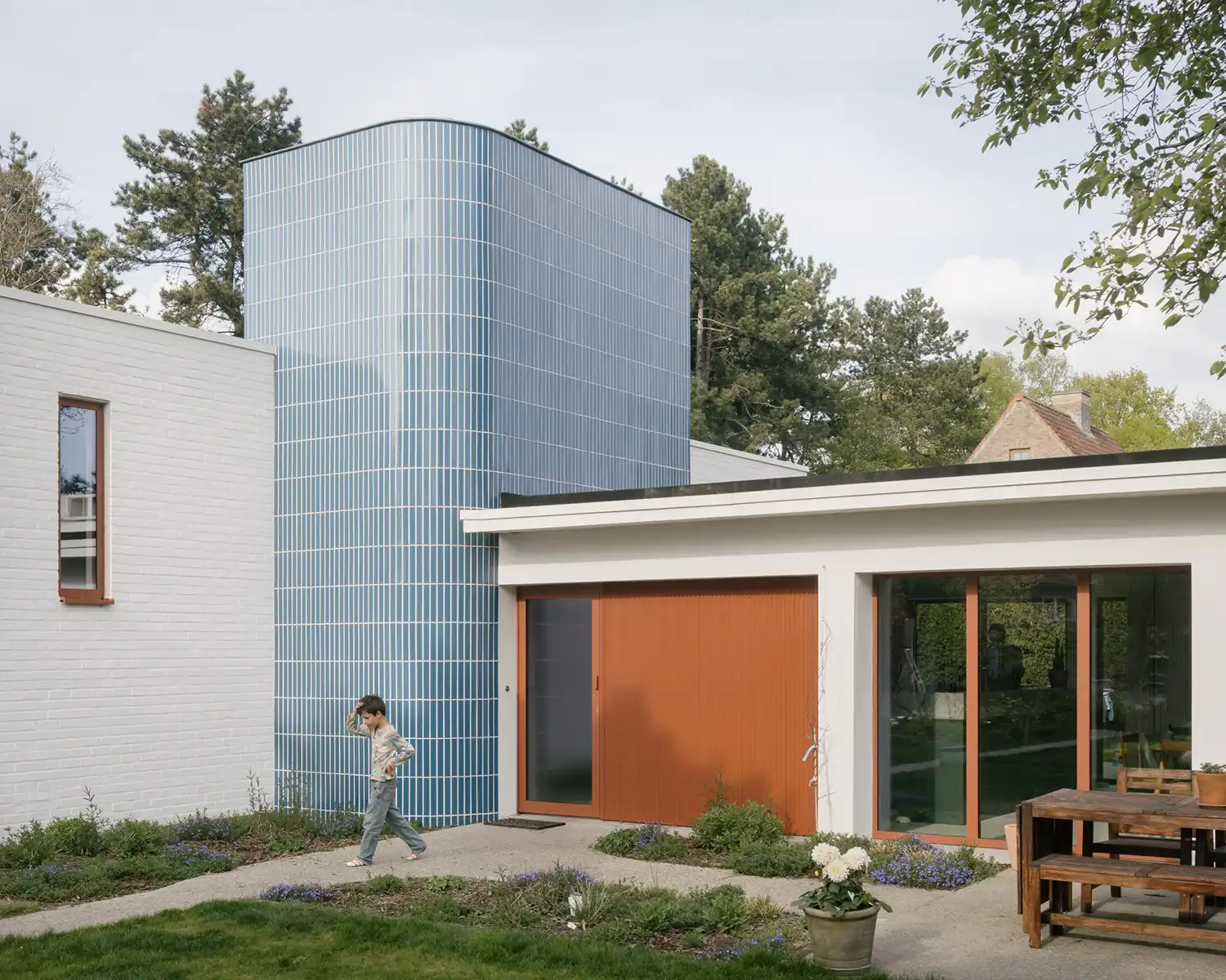 FELT Inserts Blue Ceramic Tower Into Mid-Century Bungalow in Gent