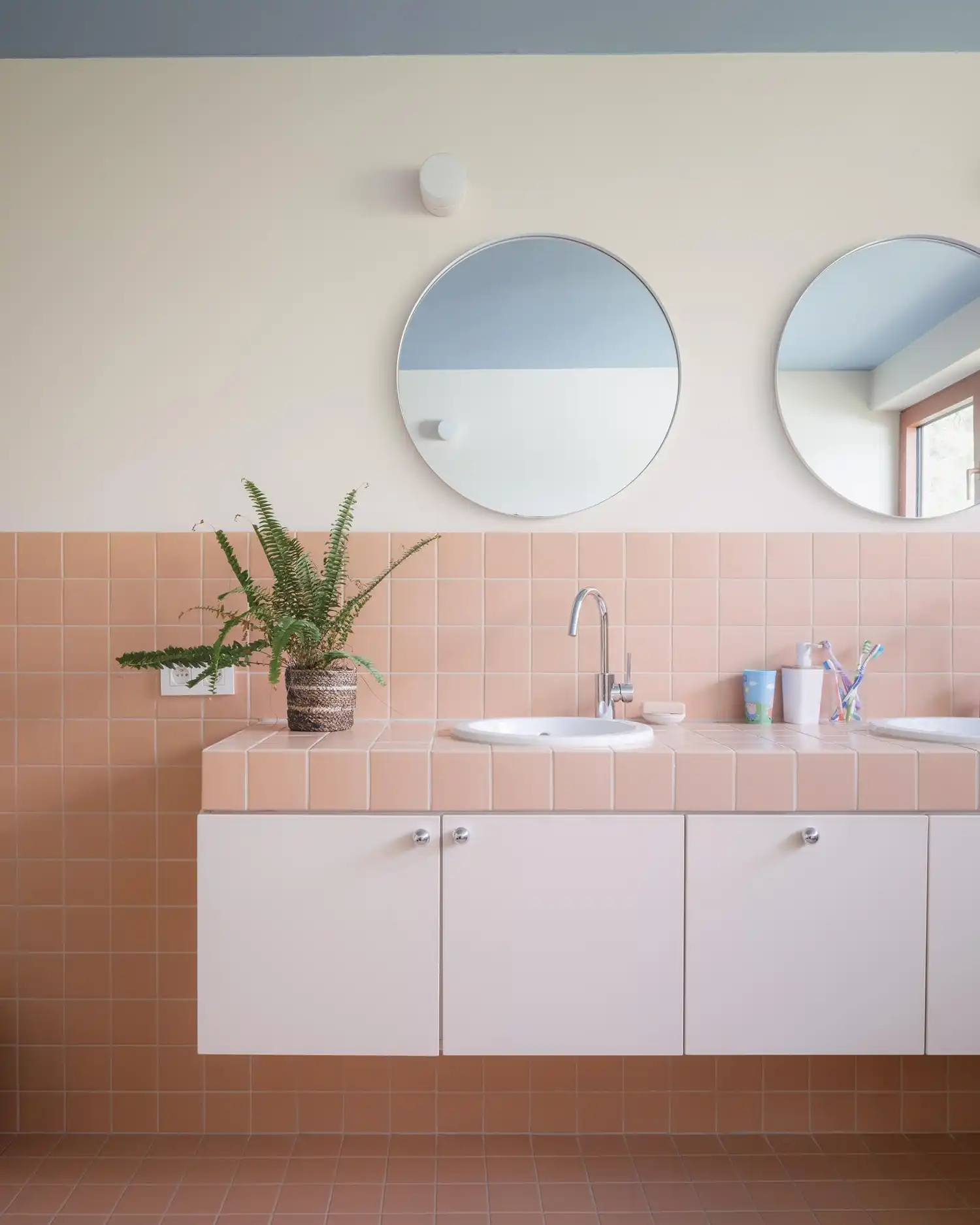 FELT Inserts Blue Ceramic Tower Into Mid-Century Bungalow in Gent