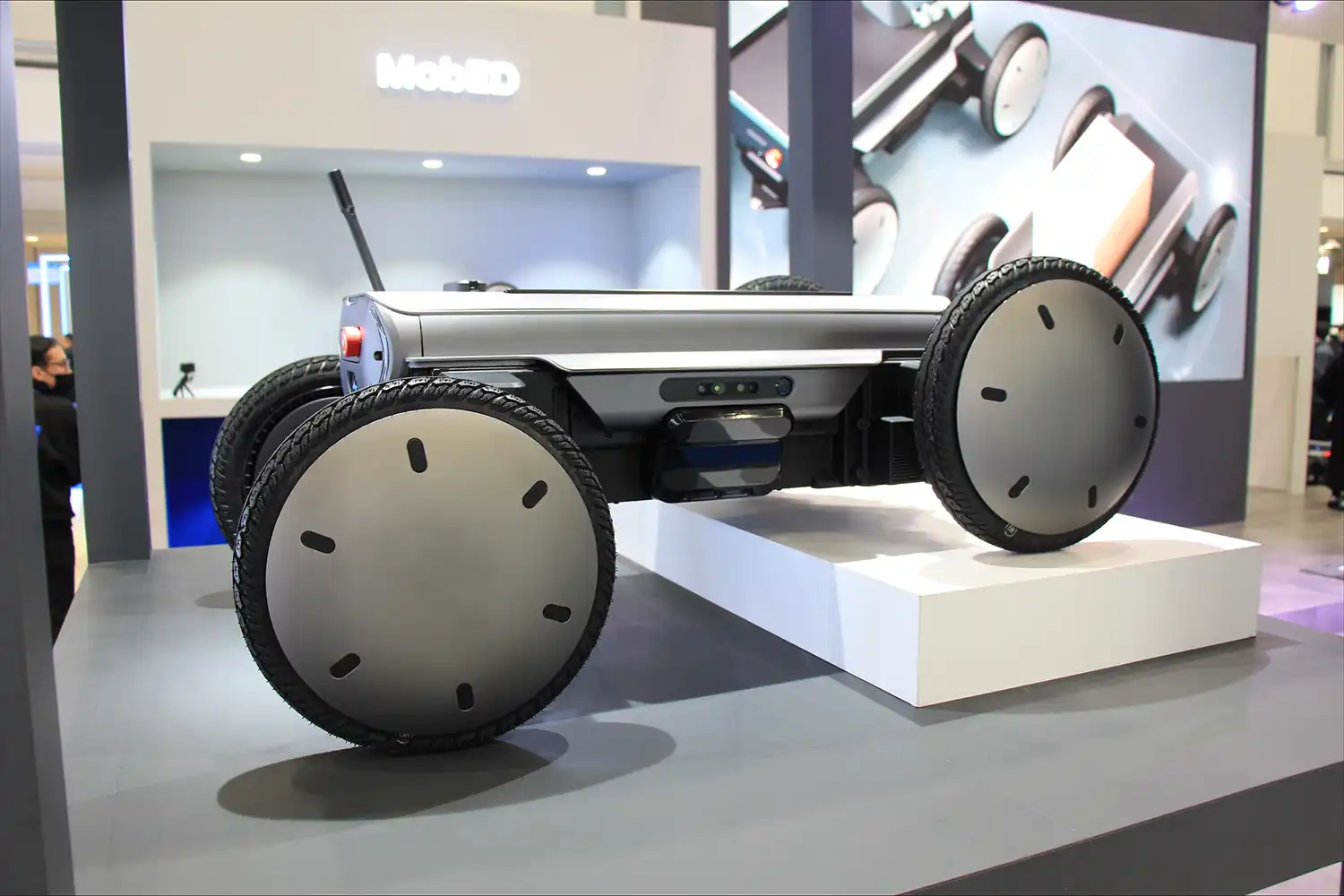 Hyundai MobED Robot: AI Mobility Platform for Logistics