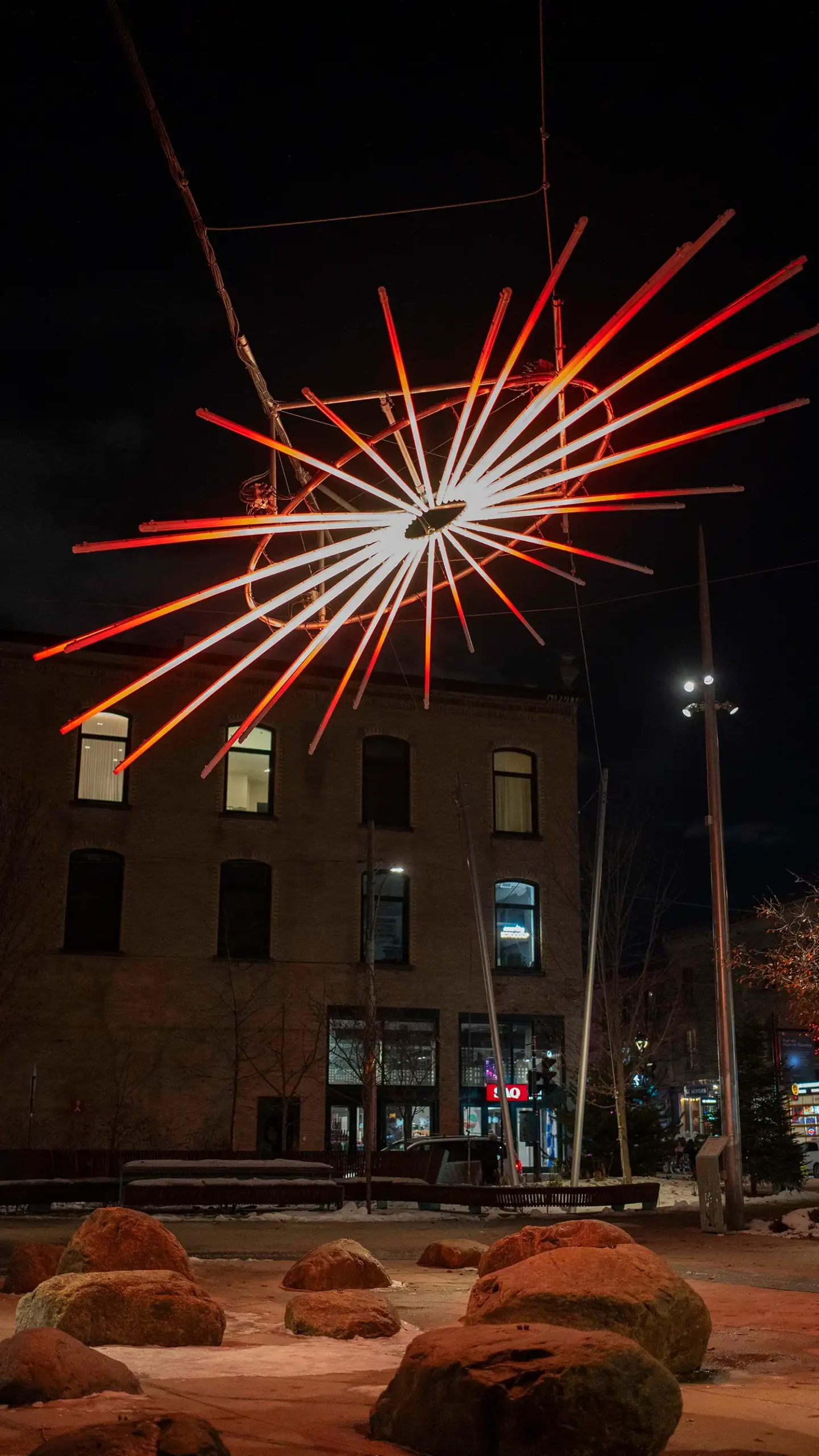 UN BRIN D’SOLEIL: EN TEMPS ET LIEU Suspended Light Art in Montreal 