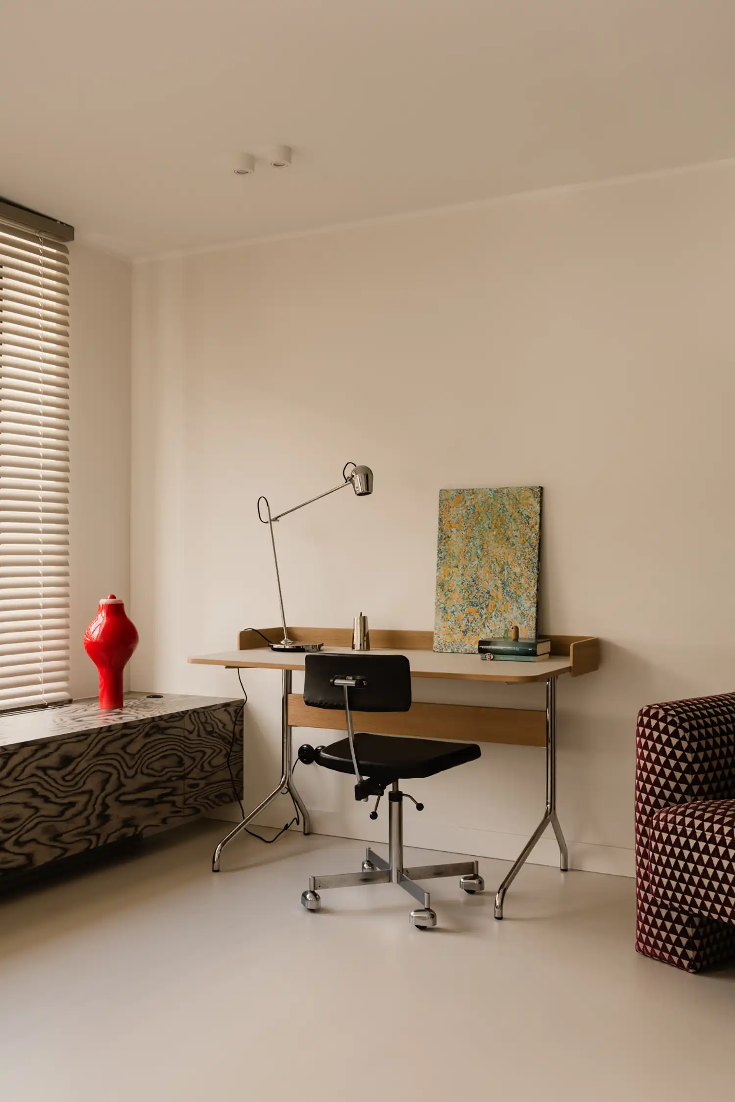 One Desk: Minimalist Krakow Apartment with Vistula Views