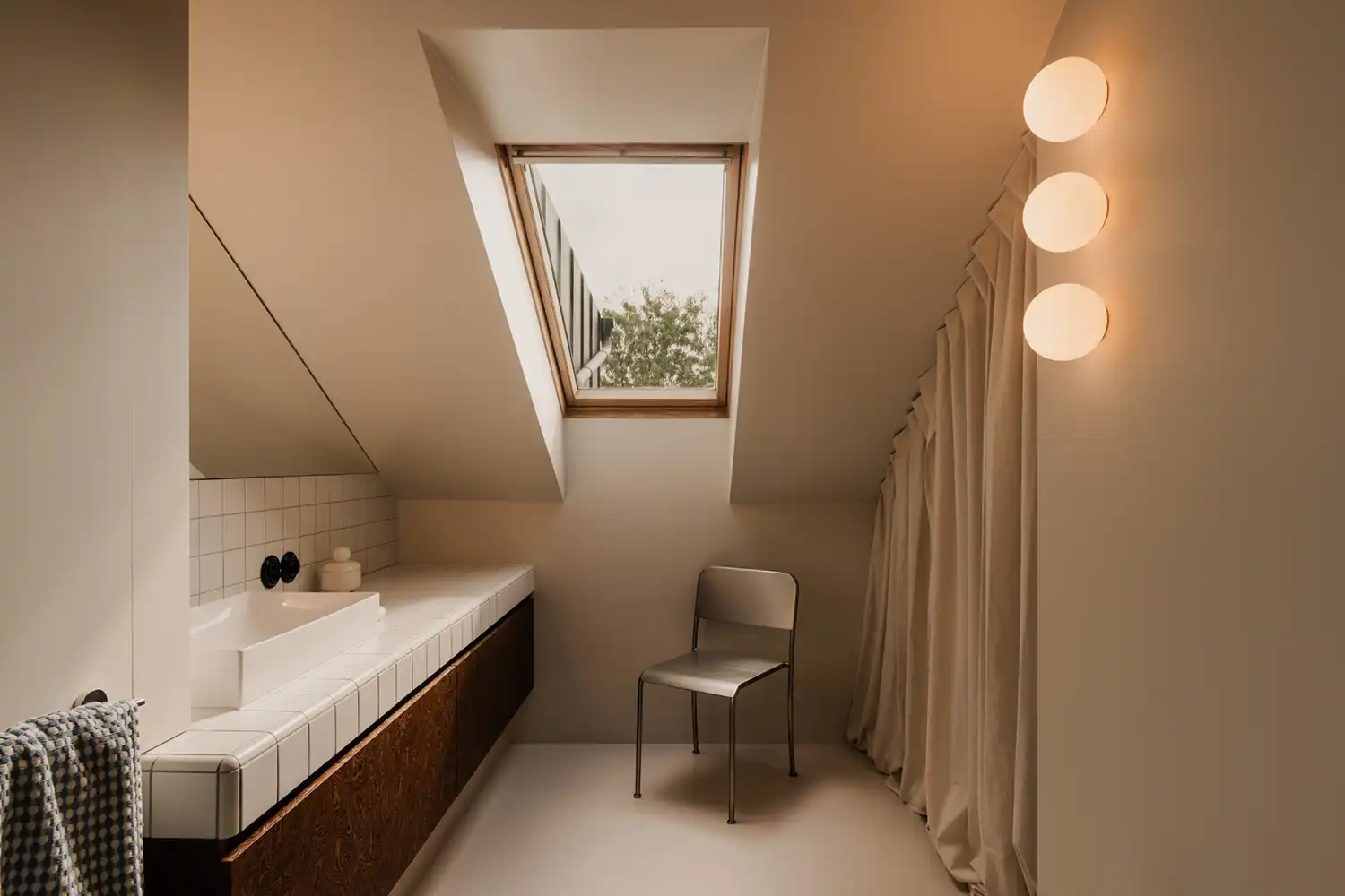 One Desk: Minimalist Krakow Apartment with Vistula Views