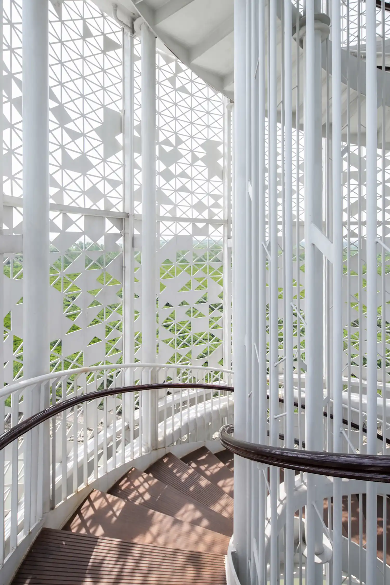 Scut Unveils ‘Lunar Tower’ as a Minimalist Beacon for China’s Largest Mangrove Forest