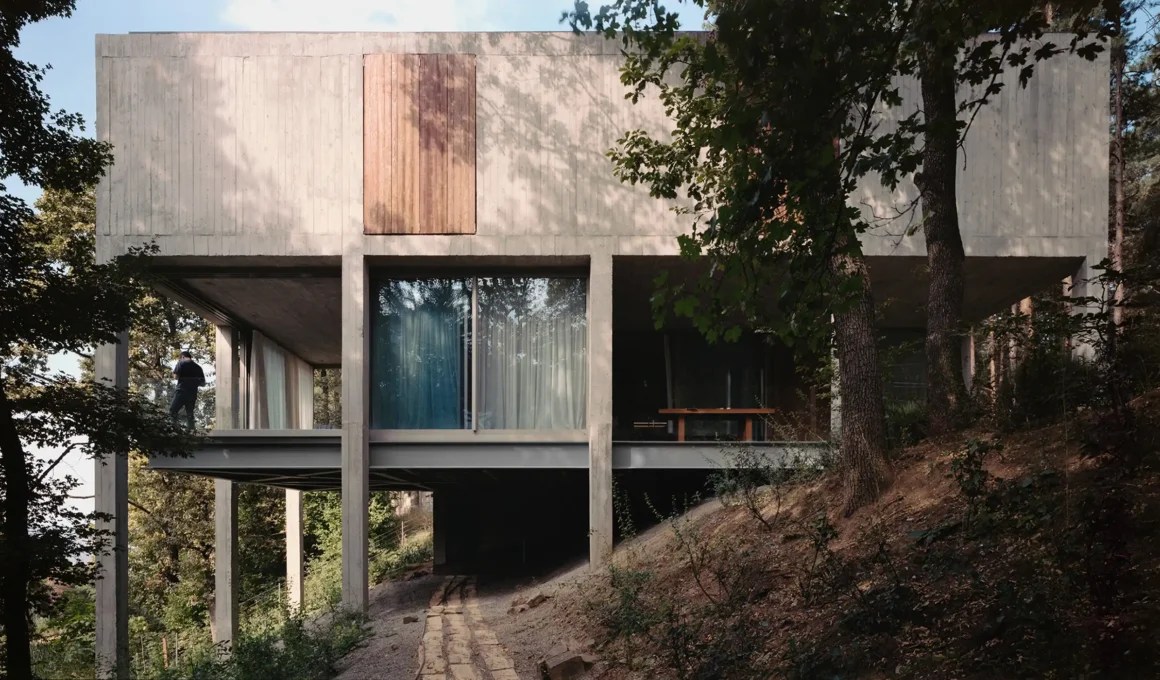 Wunderwerk Detached House Tskneti: suspended monolithic concrete and wood architecture above steep forest in Georgia