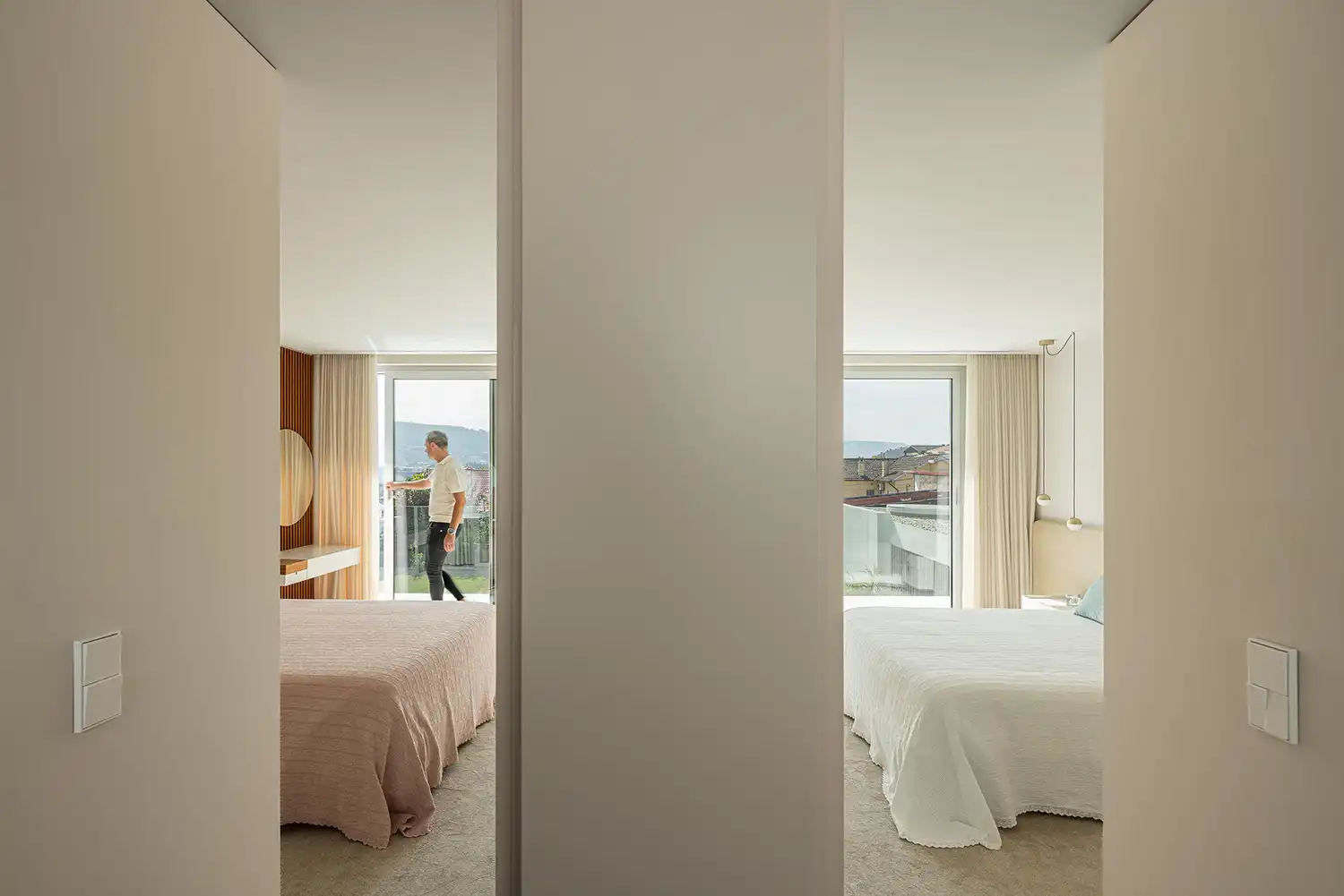 Minimalist master bedrooms in Braga with floor-to-ceiling windows and neutral tones.