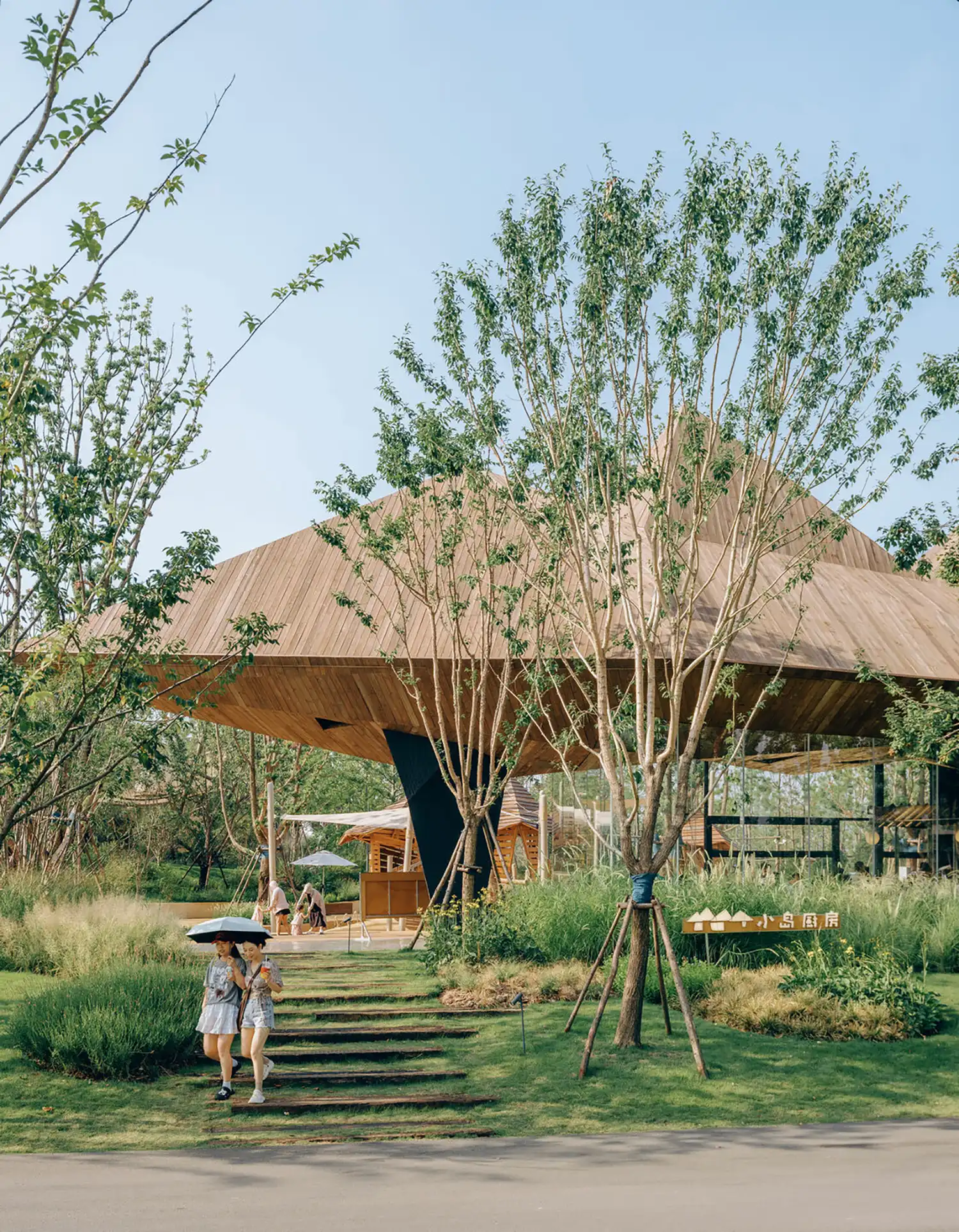 DL Atelier Creates “Dancing Mountain” With Floating Timber Volumes in Wuhan