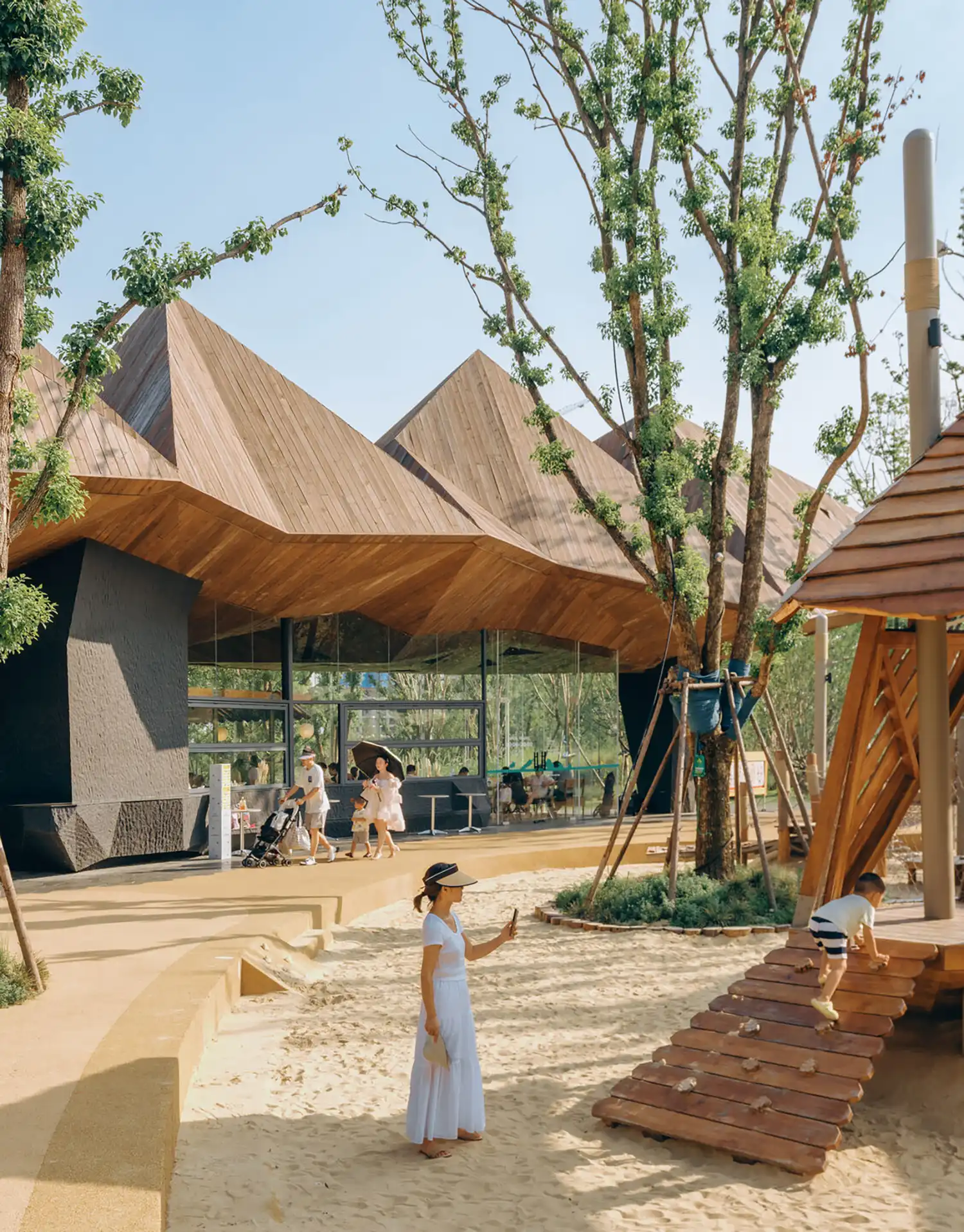 DL Atelier Creates “Dancing Mountain” With Floating Timber Volumes in Wuhan