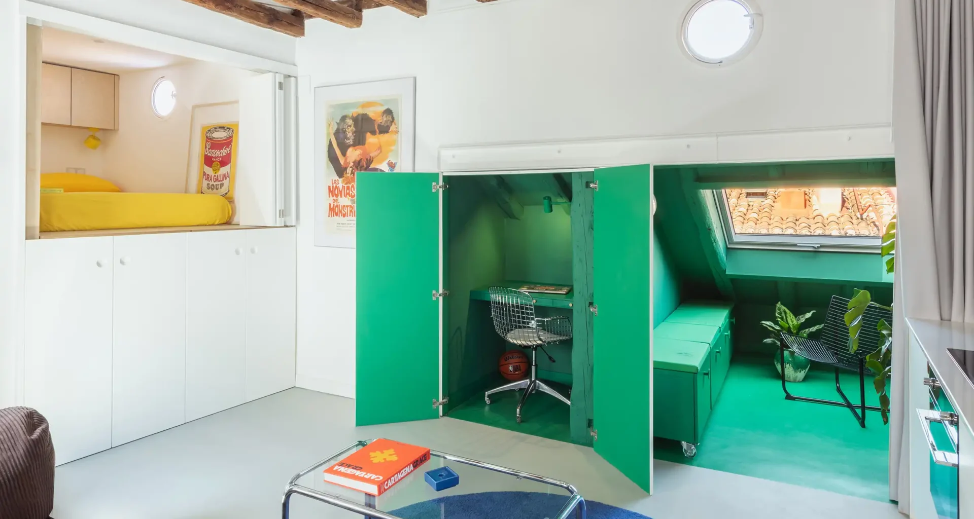 Modern 30m2 Madrid attic by midori arquitectura featuring elevated yellow bedroom and vibrant green study nook under timber beams.