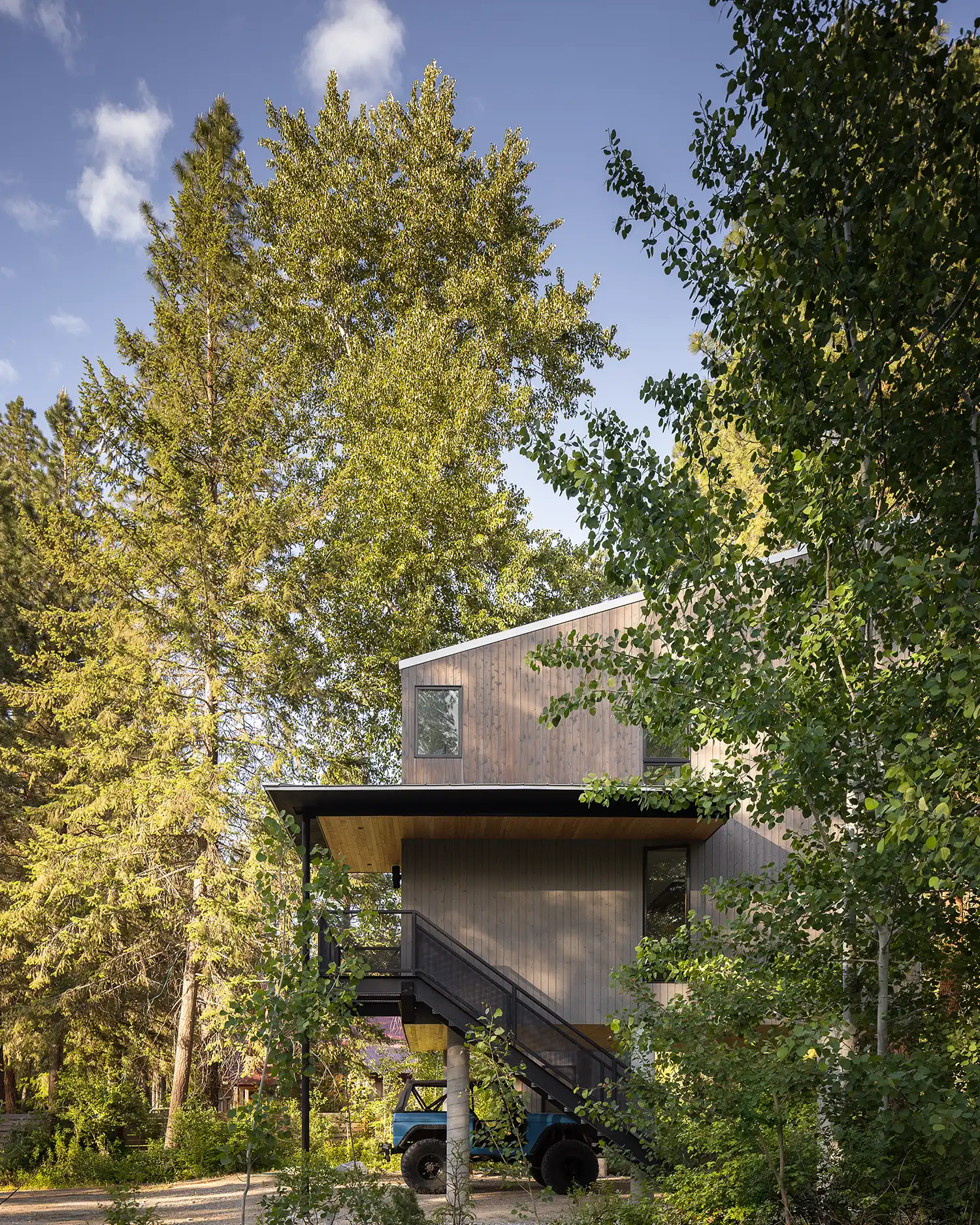 Wittman Estes Lifts Steel-And-Glass Wenatchee River Cabin Above the Washington Floodplain
