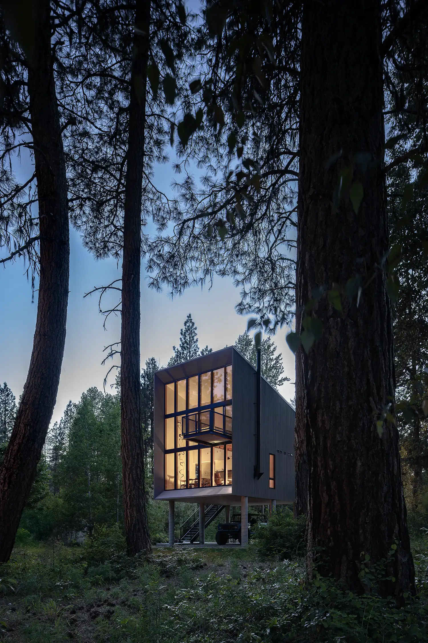 Wittman Estes Lifts Steel-And-Glass Wenatchee River Cabin Above the Washington Floodplain