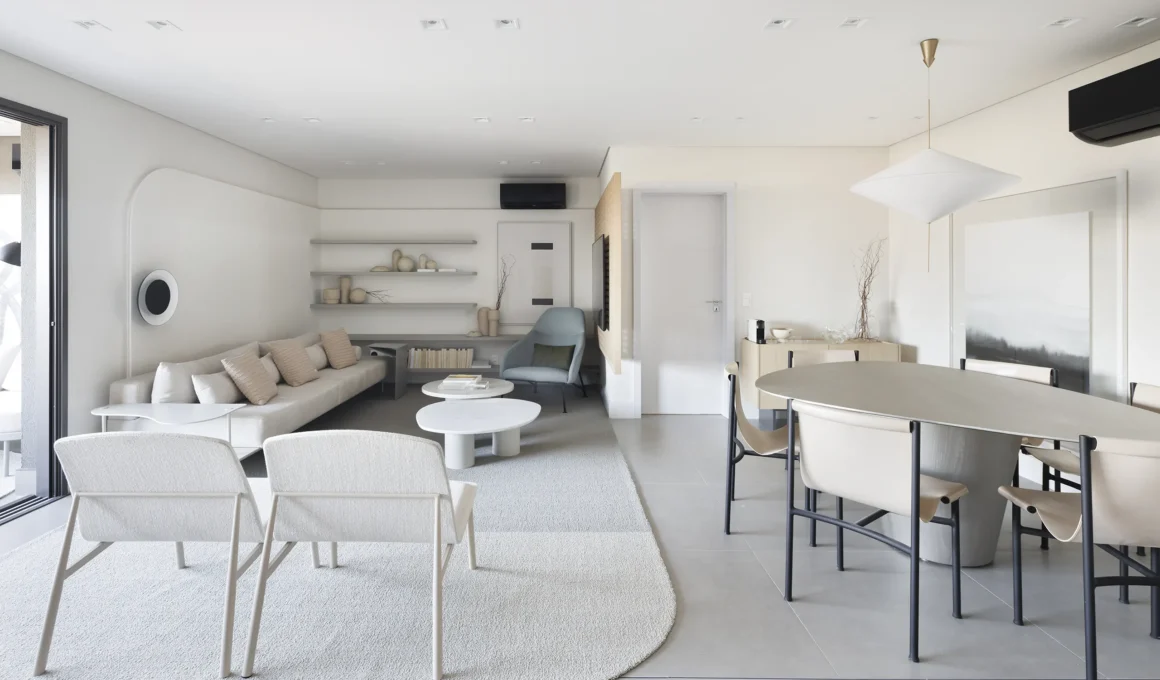 Open-plan living and dining area in Apartamento Evidence featuring a neutral color palette and sculptural furniture.