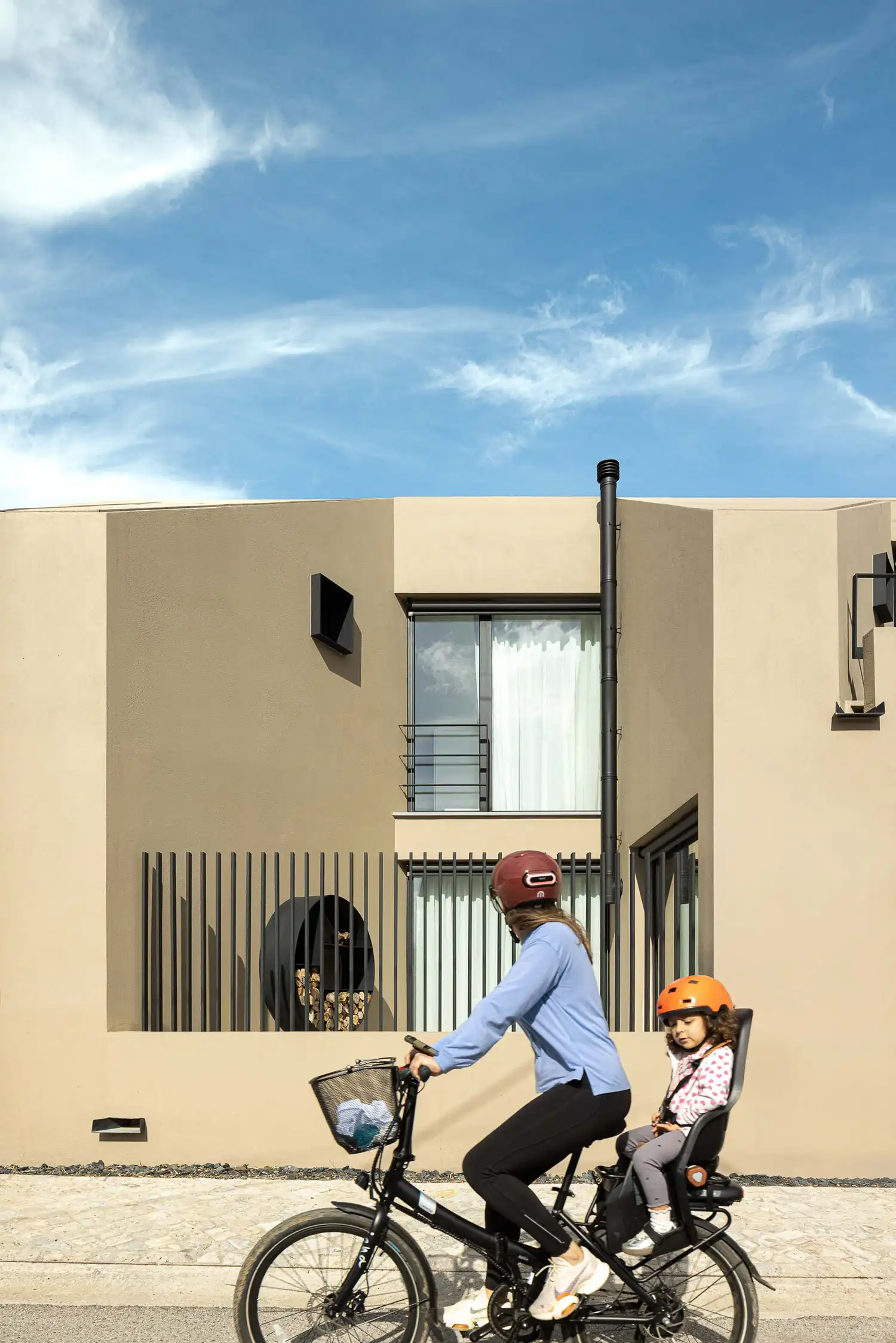 Exterior view of Casinha Da Melroeira with mother and child on a bicycle