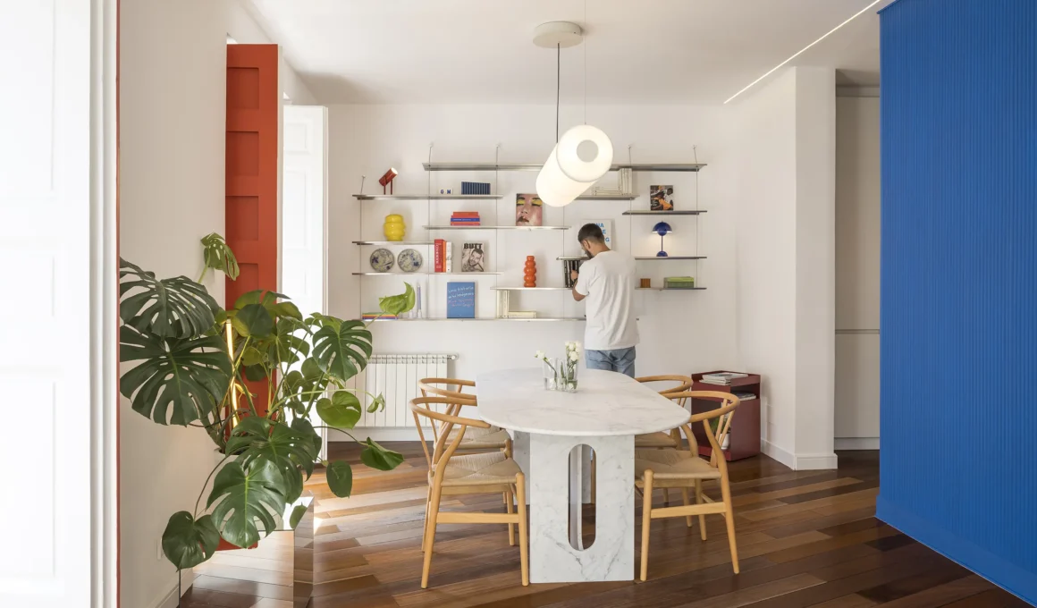 Minimalist white shelving and marble dining table in casa EME Madrid