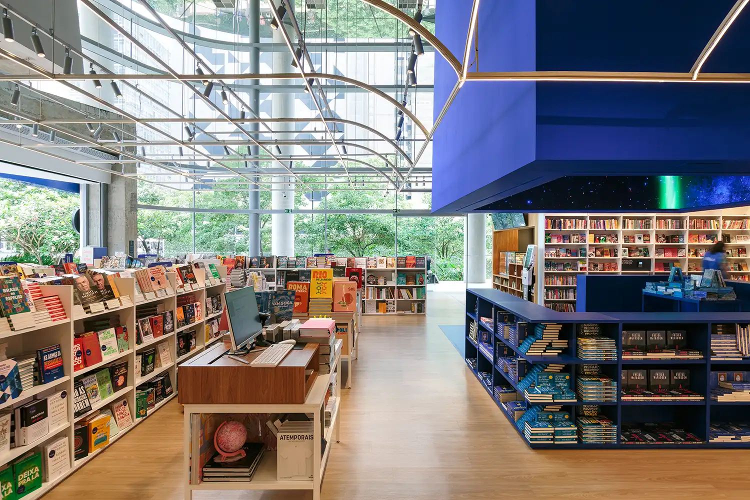 Floor-to-ceiling glass windows Livraria da Vila