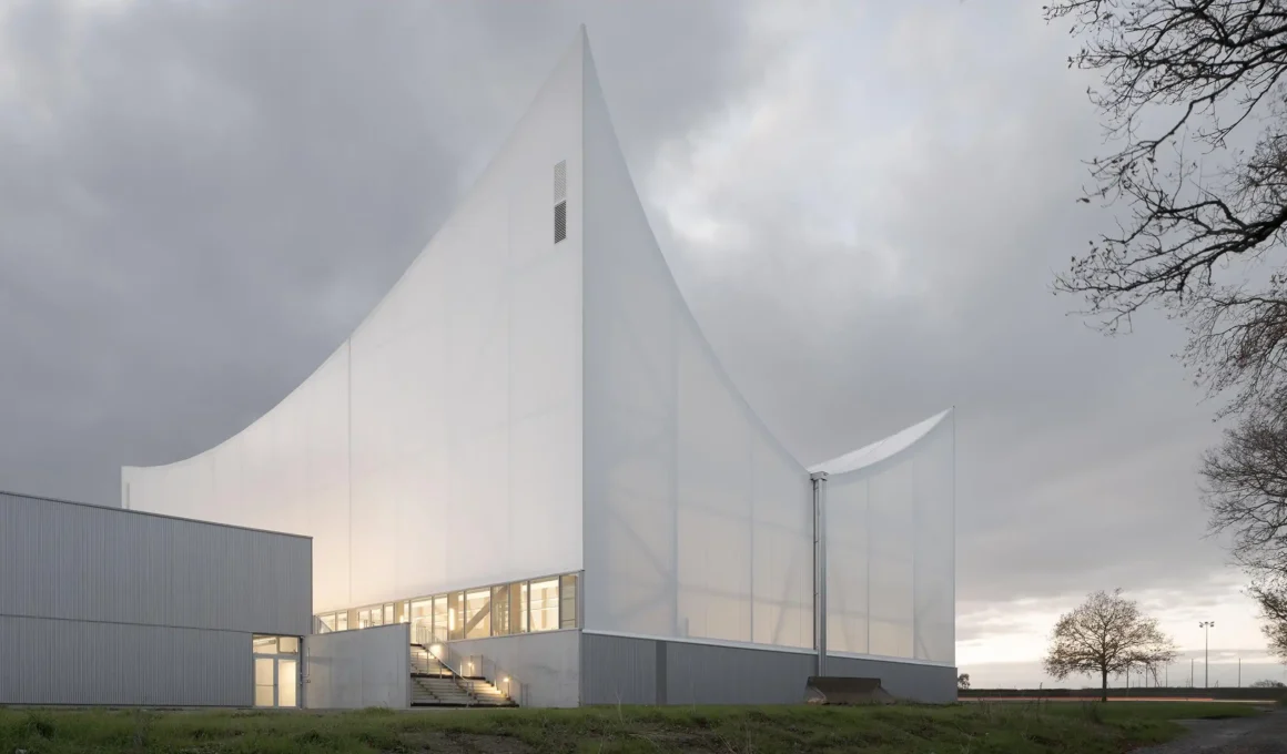 Translucent textile facade of the Marie-José Pérec Center by onze04 Arquitectes.