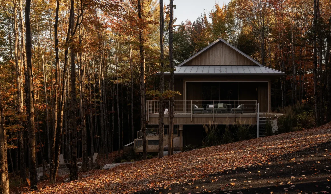 Perchée house by Matière Première Architecture nestled in a North Hatley forest during autumn.