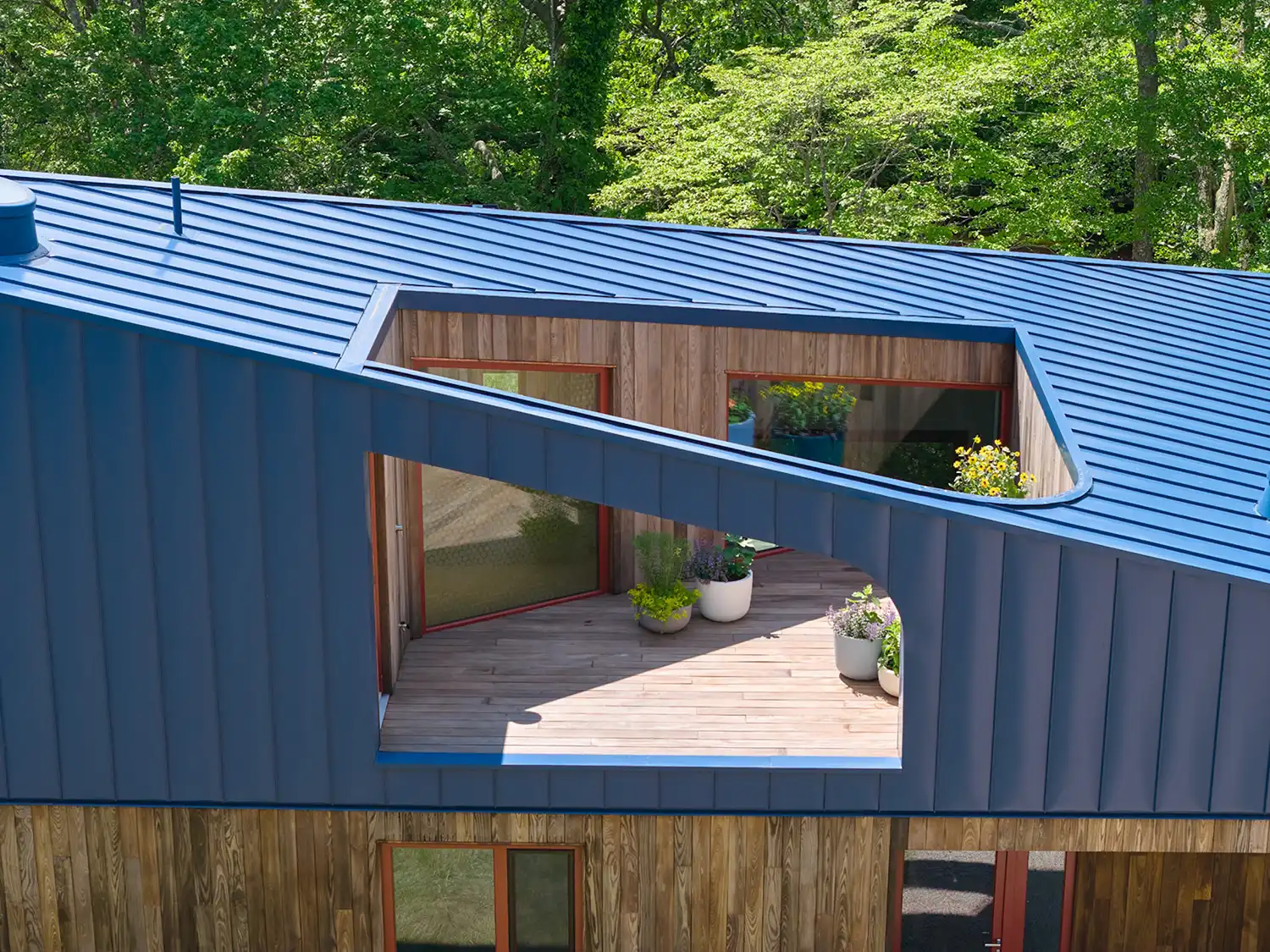 Close-up of the mezzanine terrace on the blue roof of the Riverhouse.