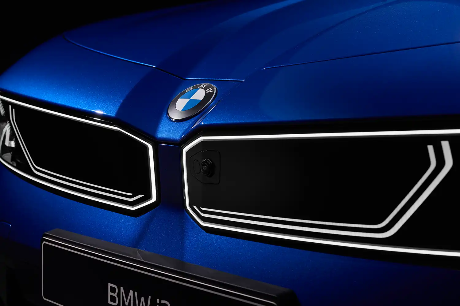 Close-up of the integrated digital grille and BMW emblem on the i3.