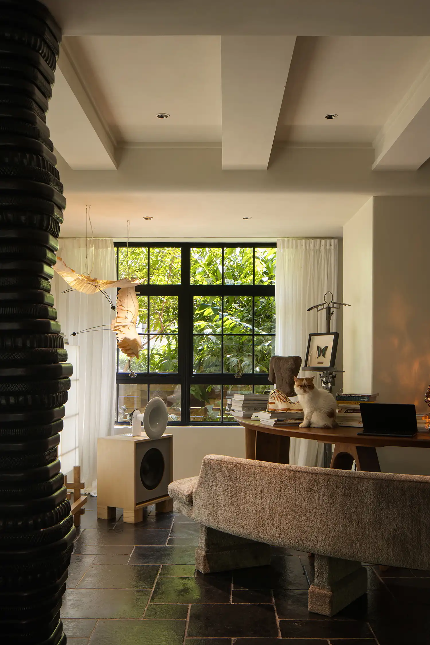 Work and life weave together with effortless fluidity in the living space.