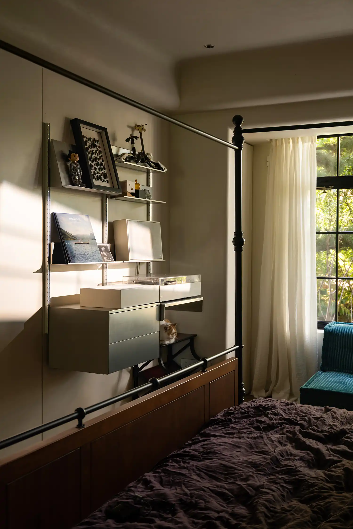 The bedroom design prioritizes quiet storage and views of the surrounding nature.