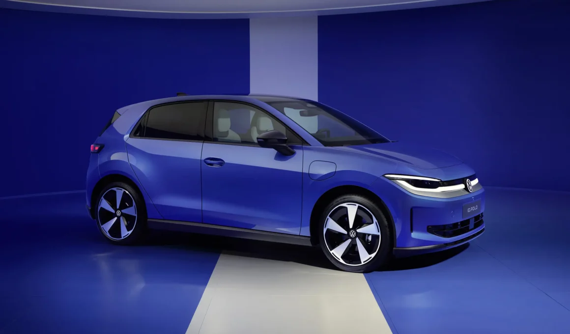 Three-quarter front view of the blue Volkswagen ID. Polo in a studio.