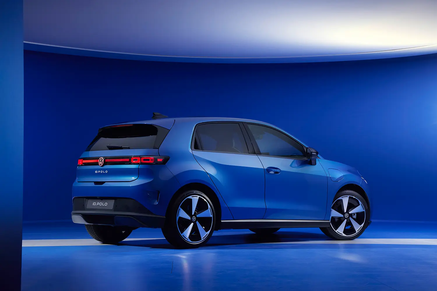 Three-quarter rear view of the blue ID. Polo.
