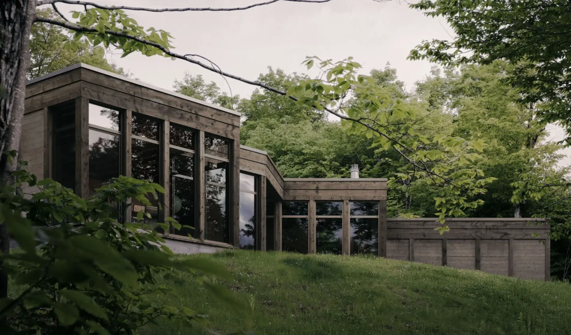 Atelier Carle SONO Residence reclaimed timber facade full-height glazing hillside Wentworth-North Quebec 2025