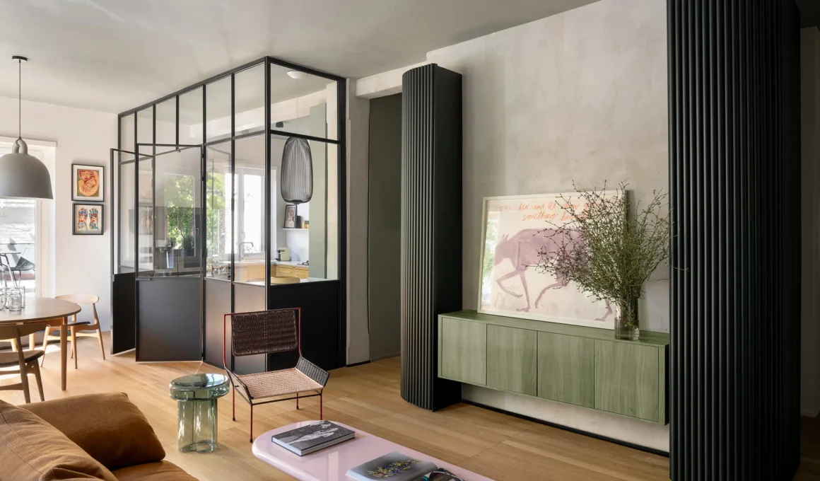 Casa Harmonía Rome by Punto Zero, black steel French-style glass partition separating kitchen from living room, oak parquet