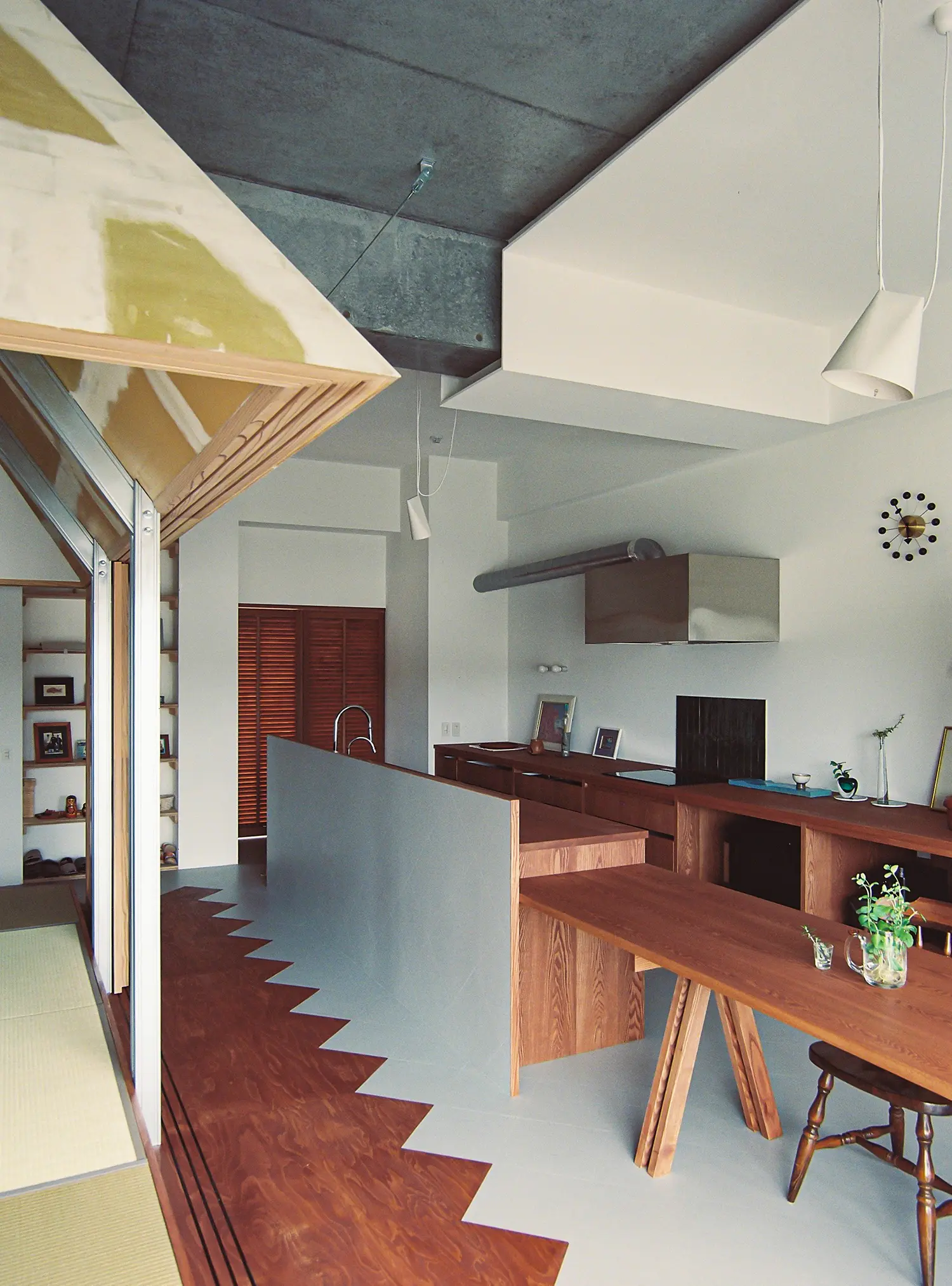 Nakano House Fukuoka by Kuma&Elsa, kitchen and dining area, zigzag floor boundary, hut volume, exposed concrete ceiling