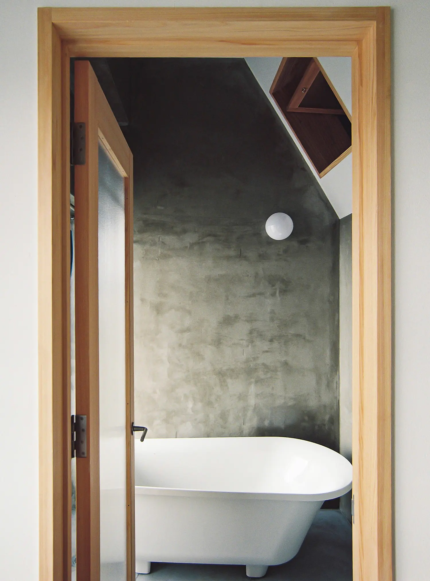 Nakano House Fukuoka by Kuma&Elsa, bathroom, rough plastered walls, freestanding bathtub, timber door frame