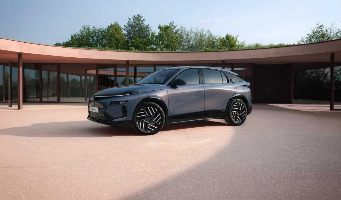 New Lancia Gamma 2026, crossover fastback front three-quarter view, grey metallic, geometric alloy wheels, STLA Medium platform