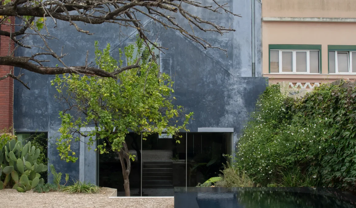 Blue House extrastudio Marvila Lisbon garden facade ultramarine lime plaster pool lemon tree glass sliding doors