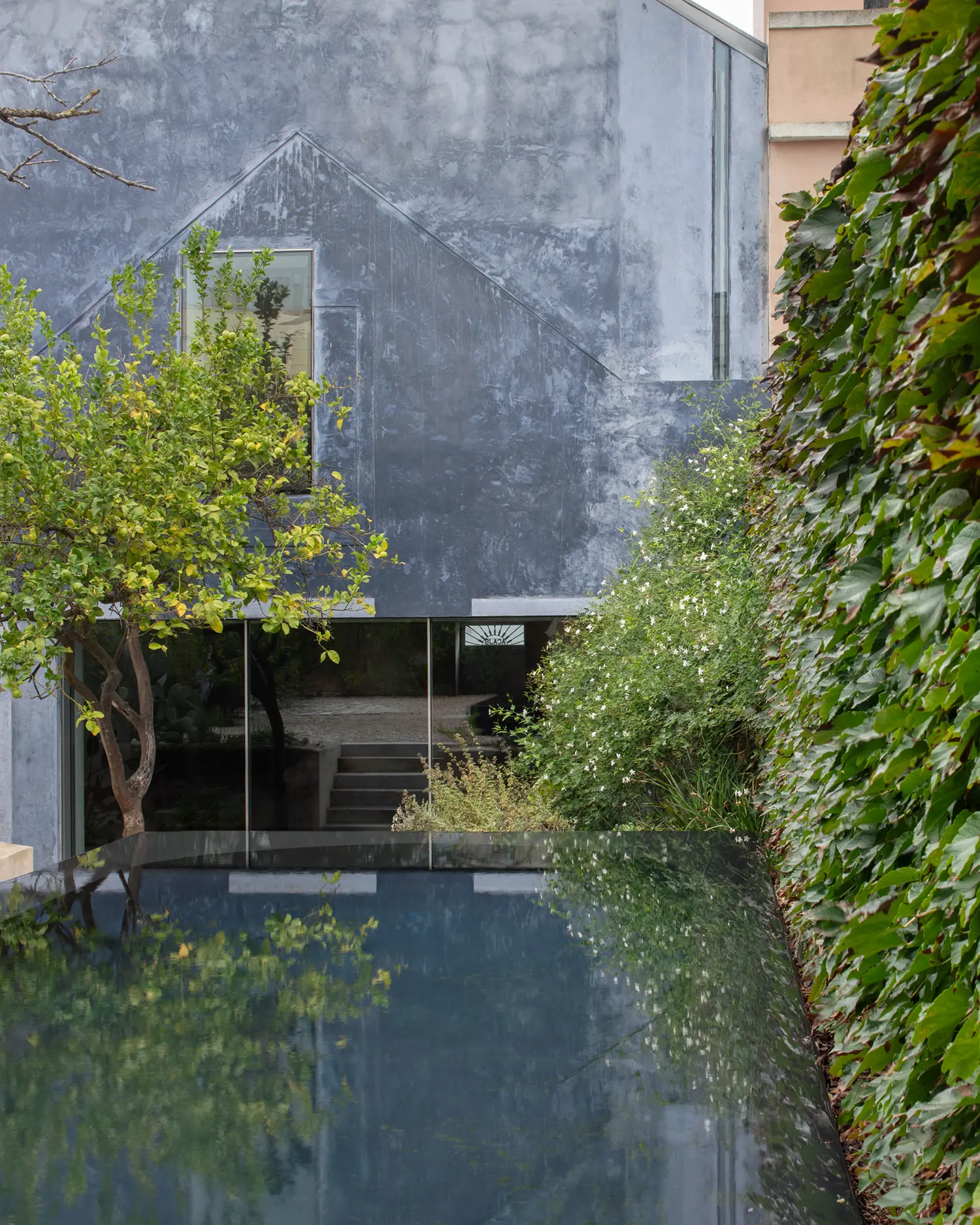 Blue House extrastudio Marvila Lisbon garden pool reflection ultramarine plaster gable vegetation