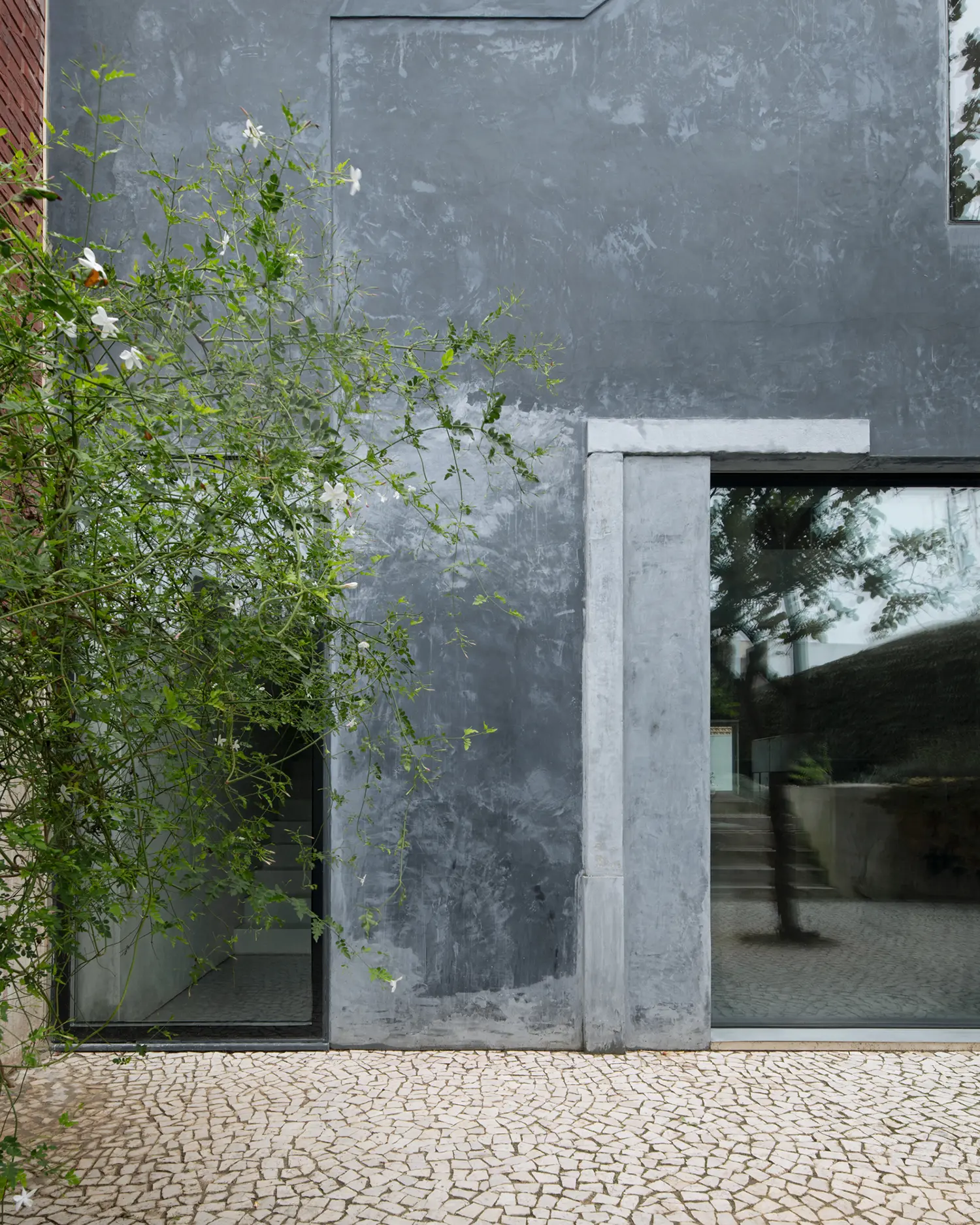Blue House extrastudio Marvila Lisbon ultramarine lime plaster texture detail garden window calcada portuguesa jasmine