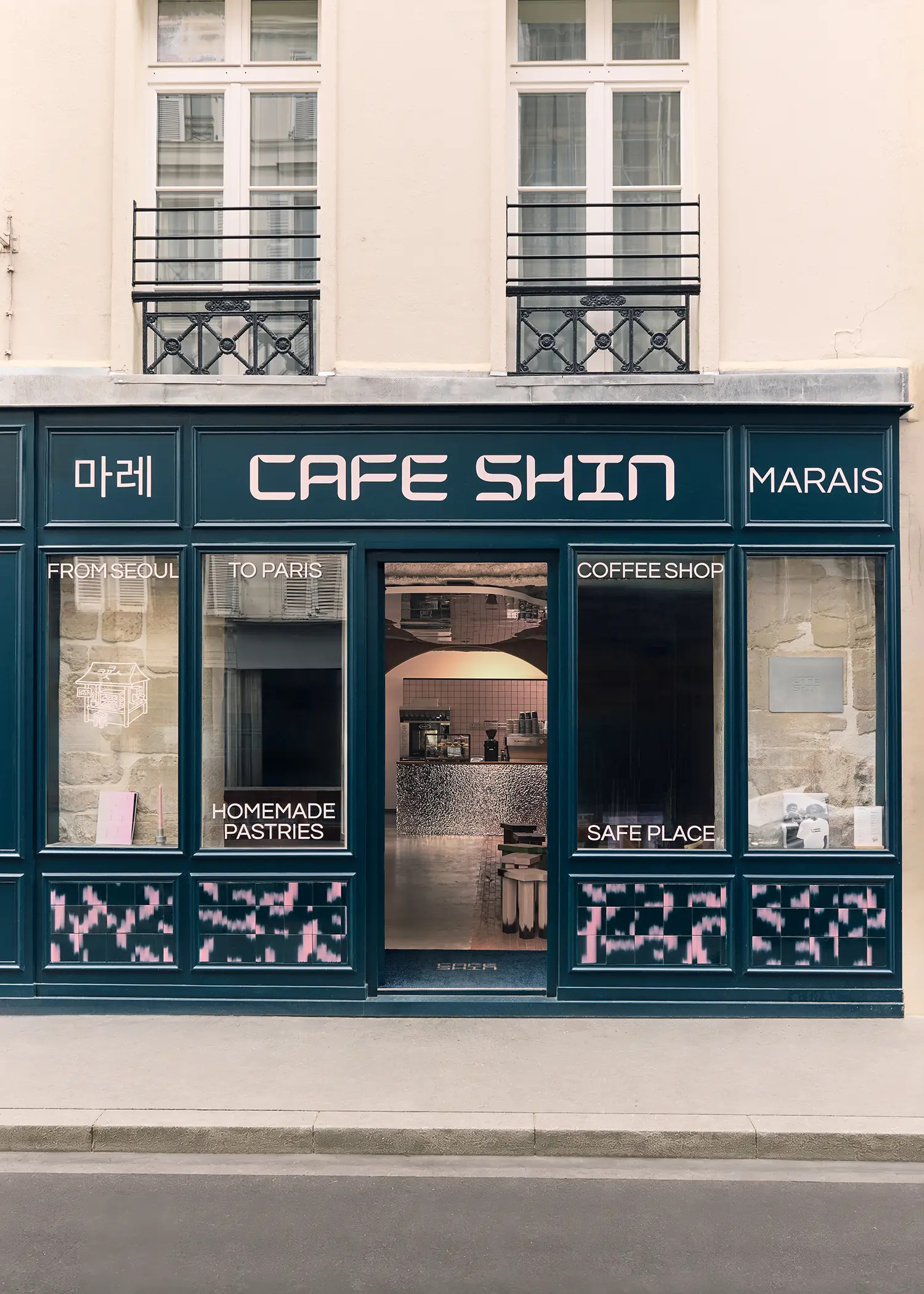 Café Shin Marais Uchronia Paris facade rue de Turenne dark teal joinery bilingual Korean French signage Palet tiles