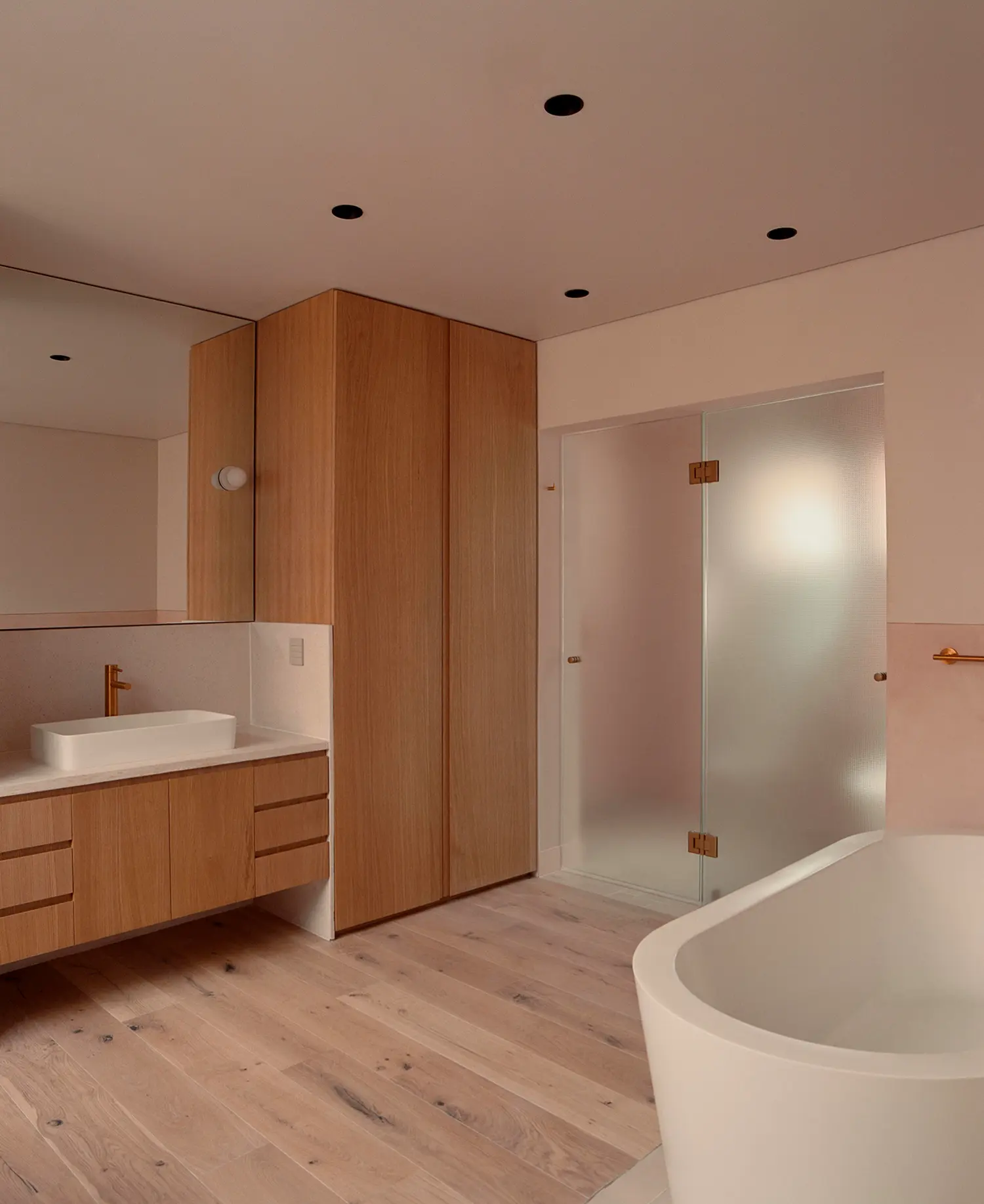 Casa Xoltic AMASA Estudio, bathroom with pink chukum walls, freestanding white tub, oak vanity unit, brass fittings, Coyoacán Mexico City