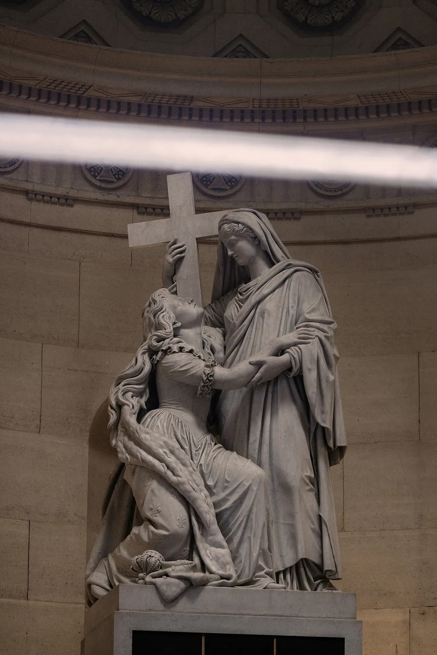 Threshold Emilio Ferro, white light beam passing in front of marble sculpture at Chapelle Expiatoire Paris 2026