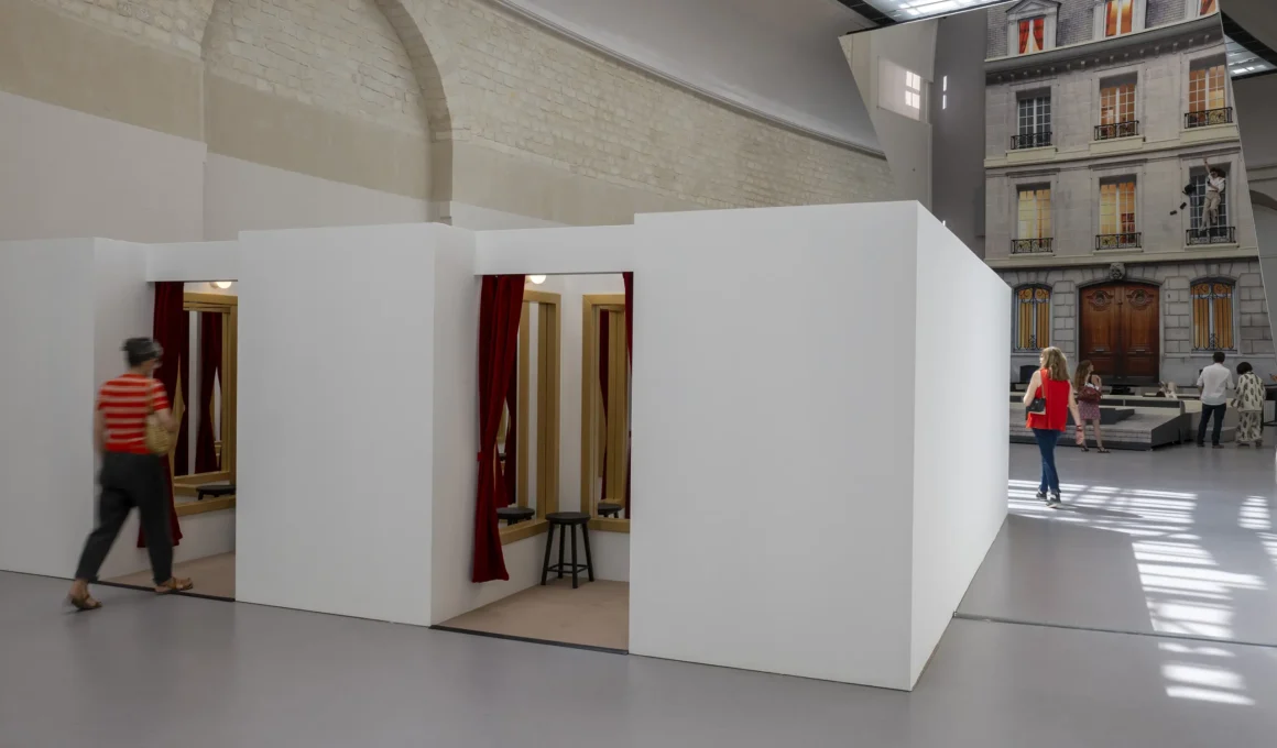 Leandro Erlich exhibition Grand Palais Paris, fitting room structure with red velvet interior, Bâtiment facade overhead mirror in background