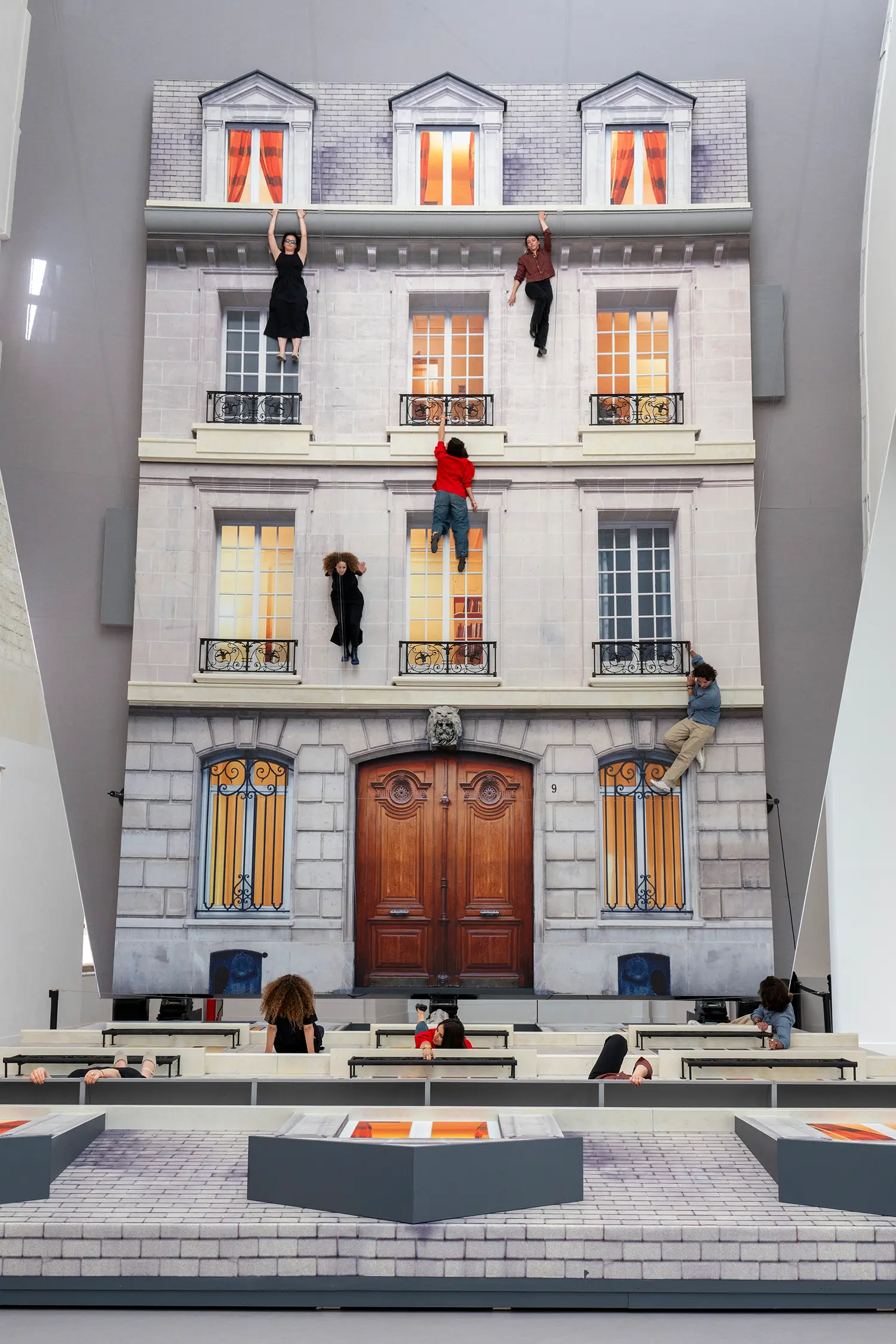 Leandro Erlich Bâtiment Grand Palais Paris, full-scale Haussmann facade, visitors horizontal on floor reflected as climbers in overhead mirror