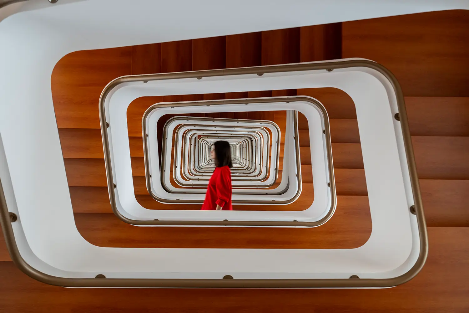 Leandro Erlich fitting room installation Grand Palais Paris, interior corridor with red velvet curtains, gold-framed mirrors, visitor in motion blur