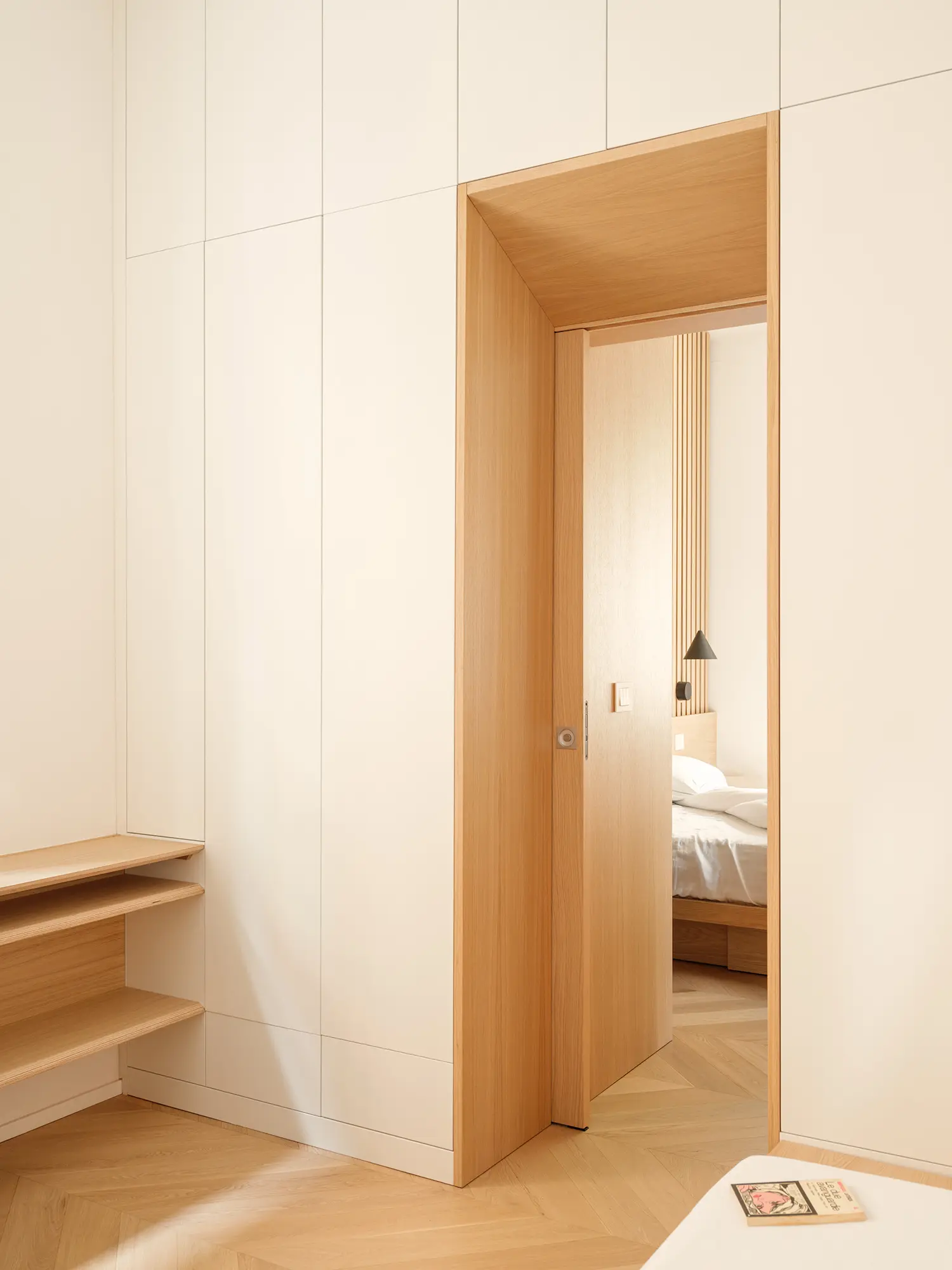 llabb Surf House Levanto corridor oak-framed door threshold white lacquer wardrobe wall master bedroom slatted headboard