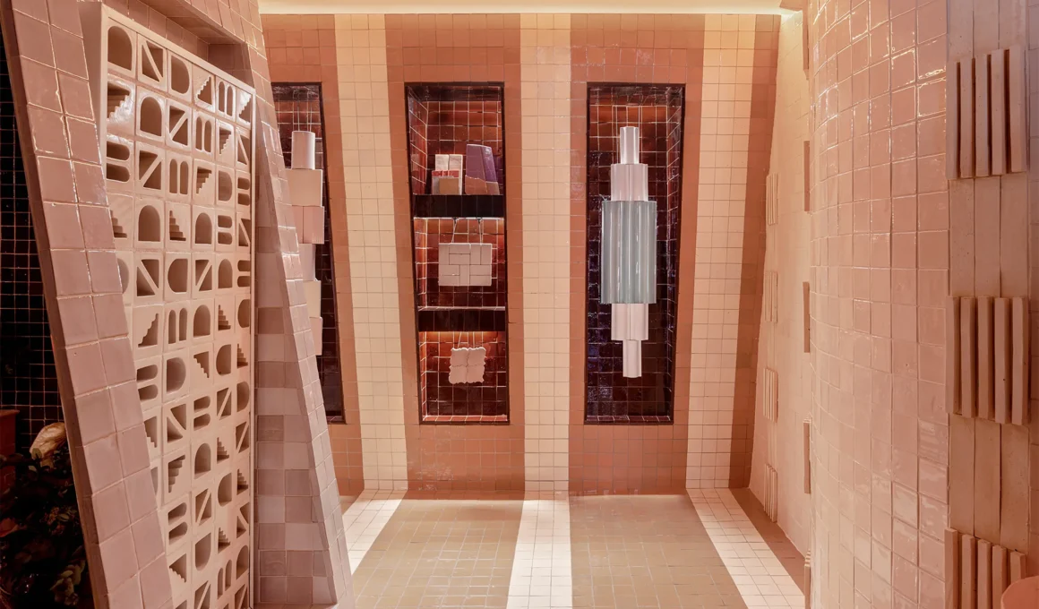 Maora ceramic showroom Masquespacio Valencia glazed wall niches burgundy tiles cream relief pattern inclined wall