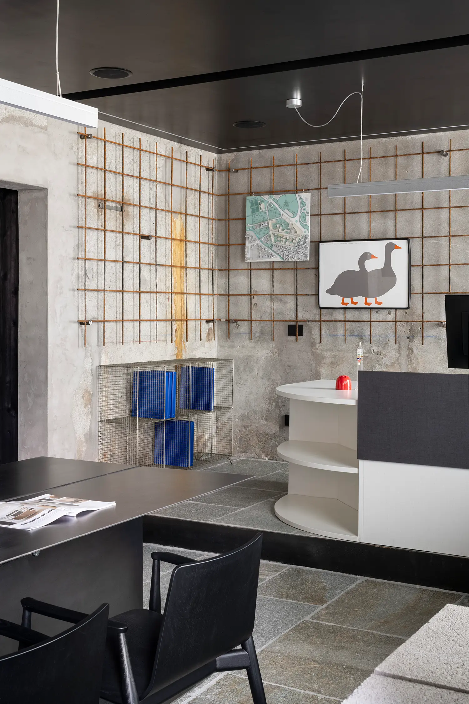 RAW Studio Moroni Architettura Sondrio oxidized welded mesh wall raw plaster installation traces circular desk