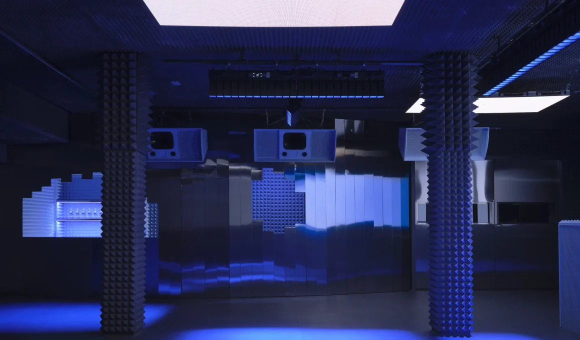 SPOOK Valencia Clap Studio dancefloor acoustic pyramid pillars DJ booth pale blue speakers interior