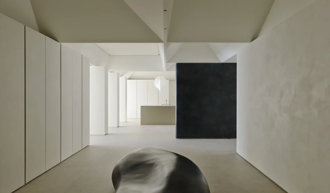 Curio Waterfrom Design Taiwan, 13.5m entry corridor, white geometric ceiling grid, dark pivot panel, organic black sculpture foreground