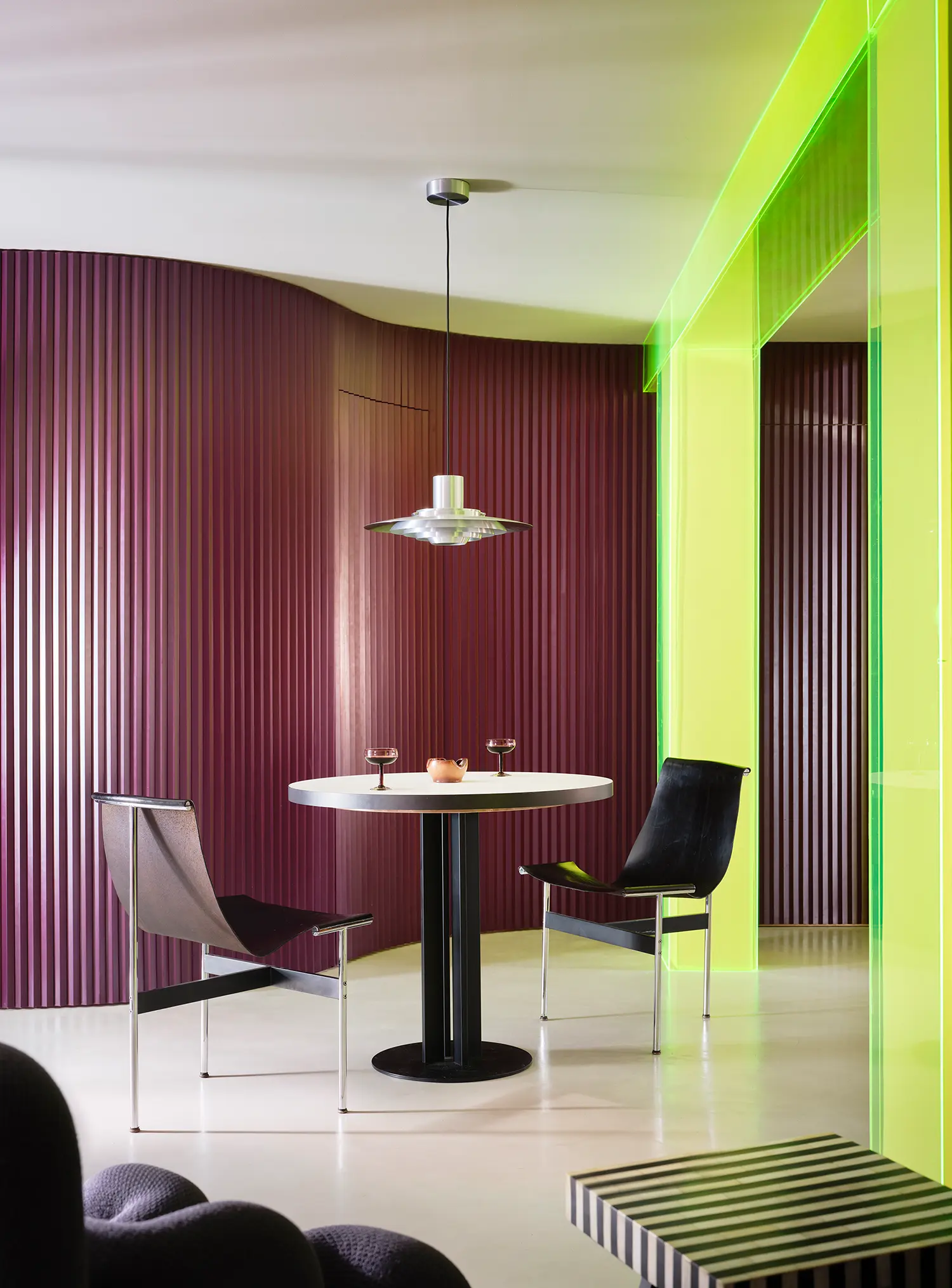 Macedonia by Bardo, dining nook with curved aubergine lacquered MDF wall and pendant lamp