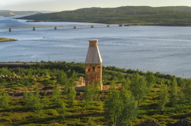 Kola Bay Lighthouse Viewpoint by Timber Architecture Workshop, wide view over the bay, bridge, and hillside vegetation