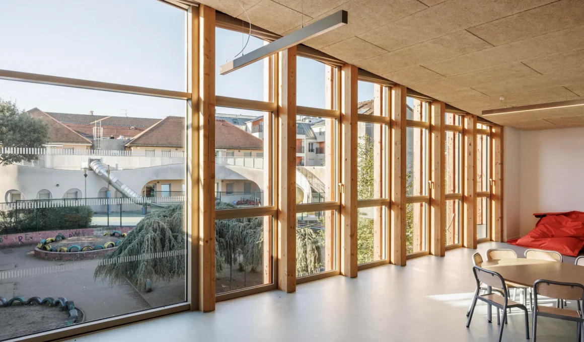 Bien Urbain's Montfermeil nursery school extension, glazed classroom facing the existing courtyard. Photo: Florent Michel/11h45